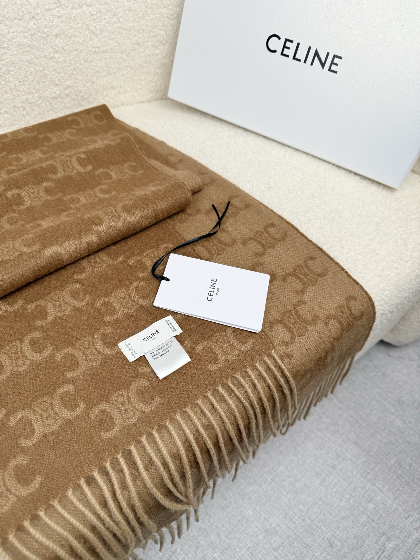 Celine 双面提花围巾 一改往日的简约风 采用 风格 真是把 潮流拿捏的稳稳的