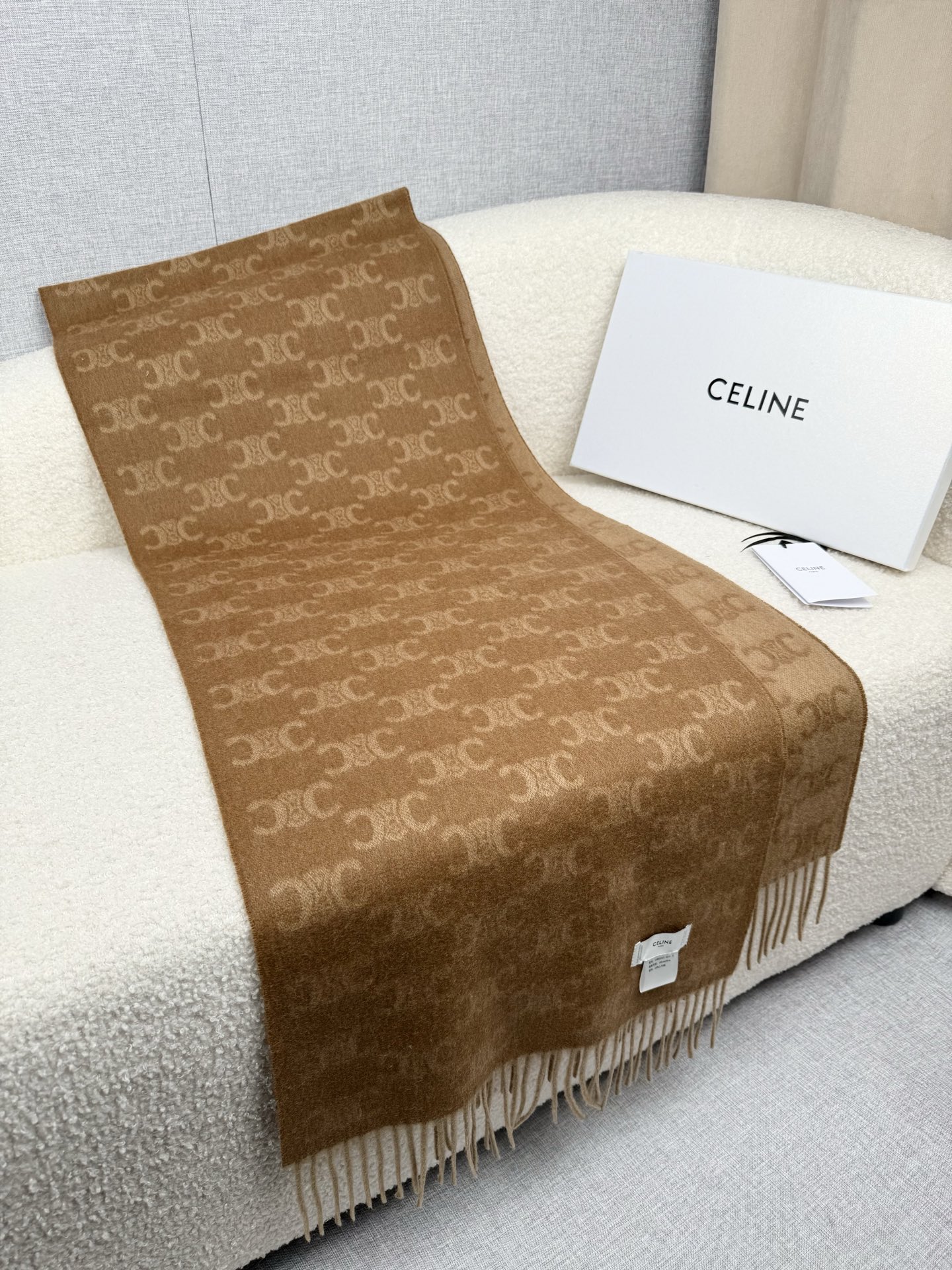 Celine 双面提花围巾 一改往日的简约风 采用 风格 真是把 潮流拿捏的稳稳的