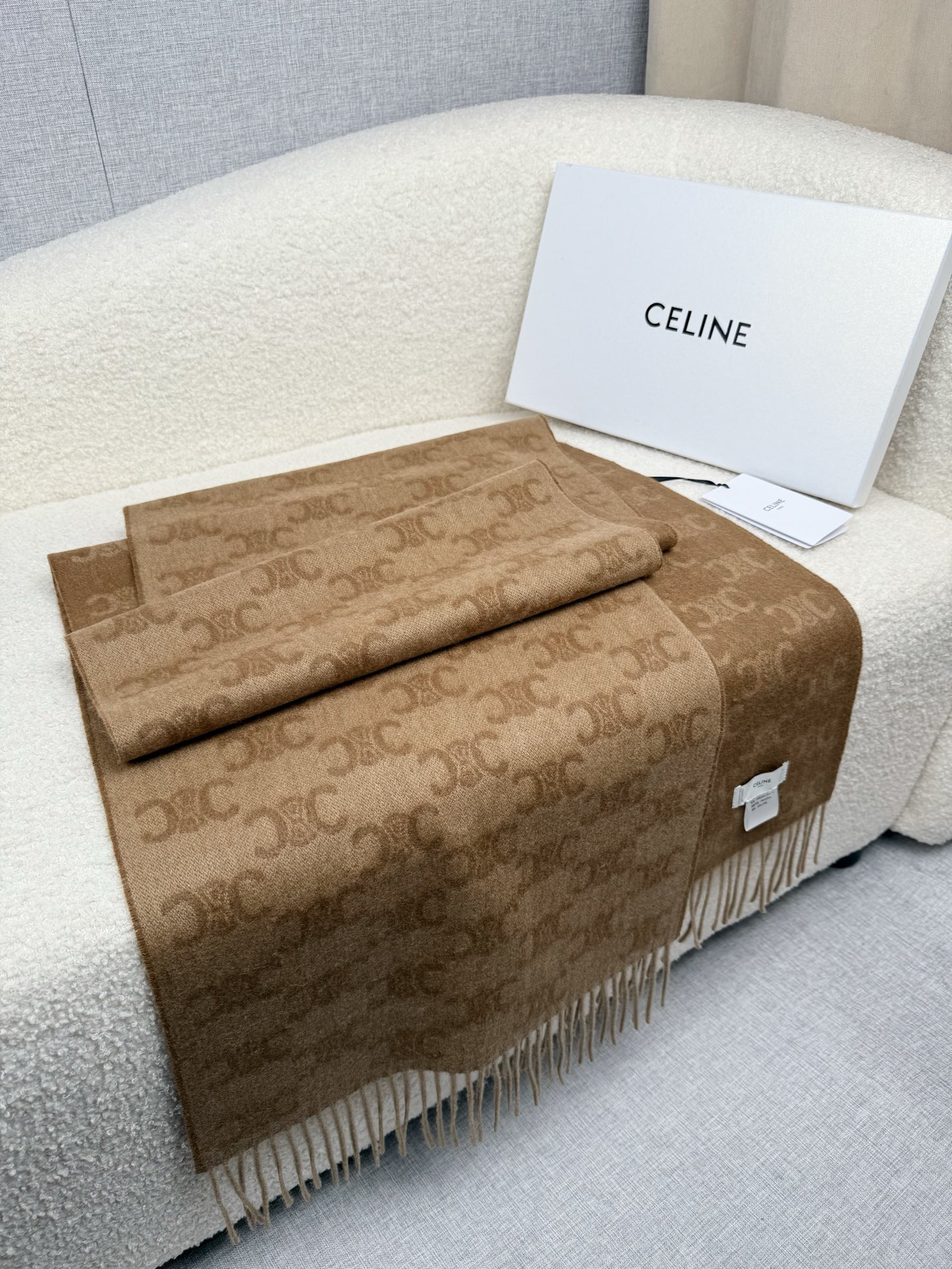 Celine 双面提花围巾 一改往日的简约风 采用 风格 真是把 潮流拿捏的稳稳的