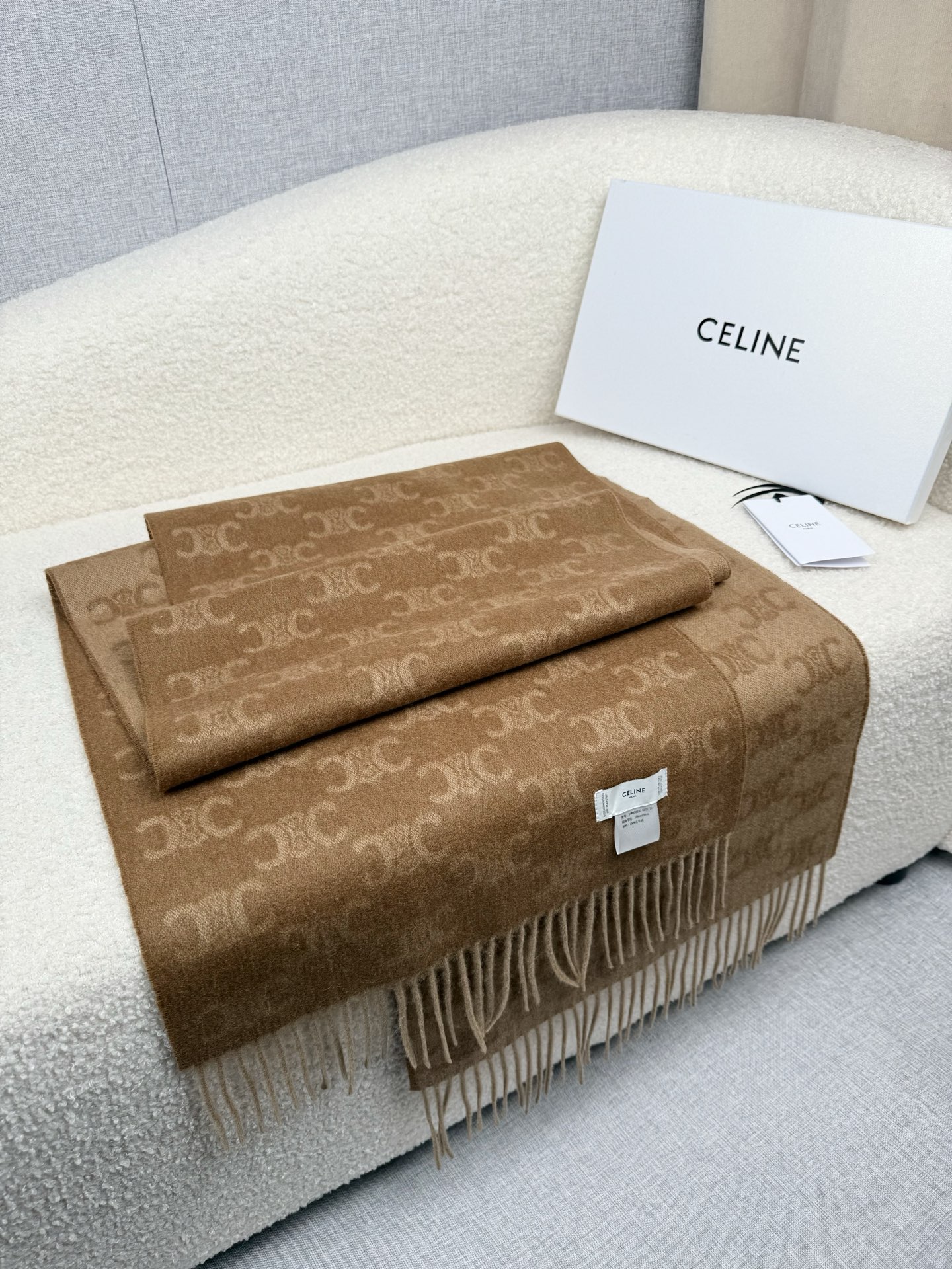 Celine 双面提花围巾 一改往日的简约风 采用 风格 真是把 潮流拿捏的稳稳的