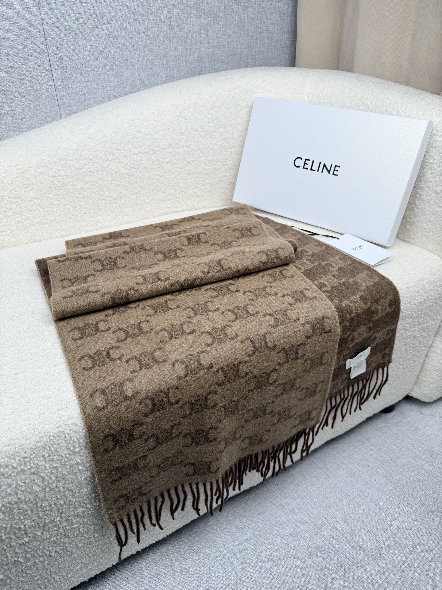 Celine 双面提花围巾 一改往日的简约风 采用 风格 真是把 潮流拿捏的稳稳的