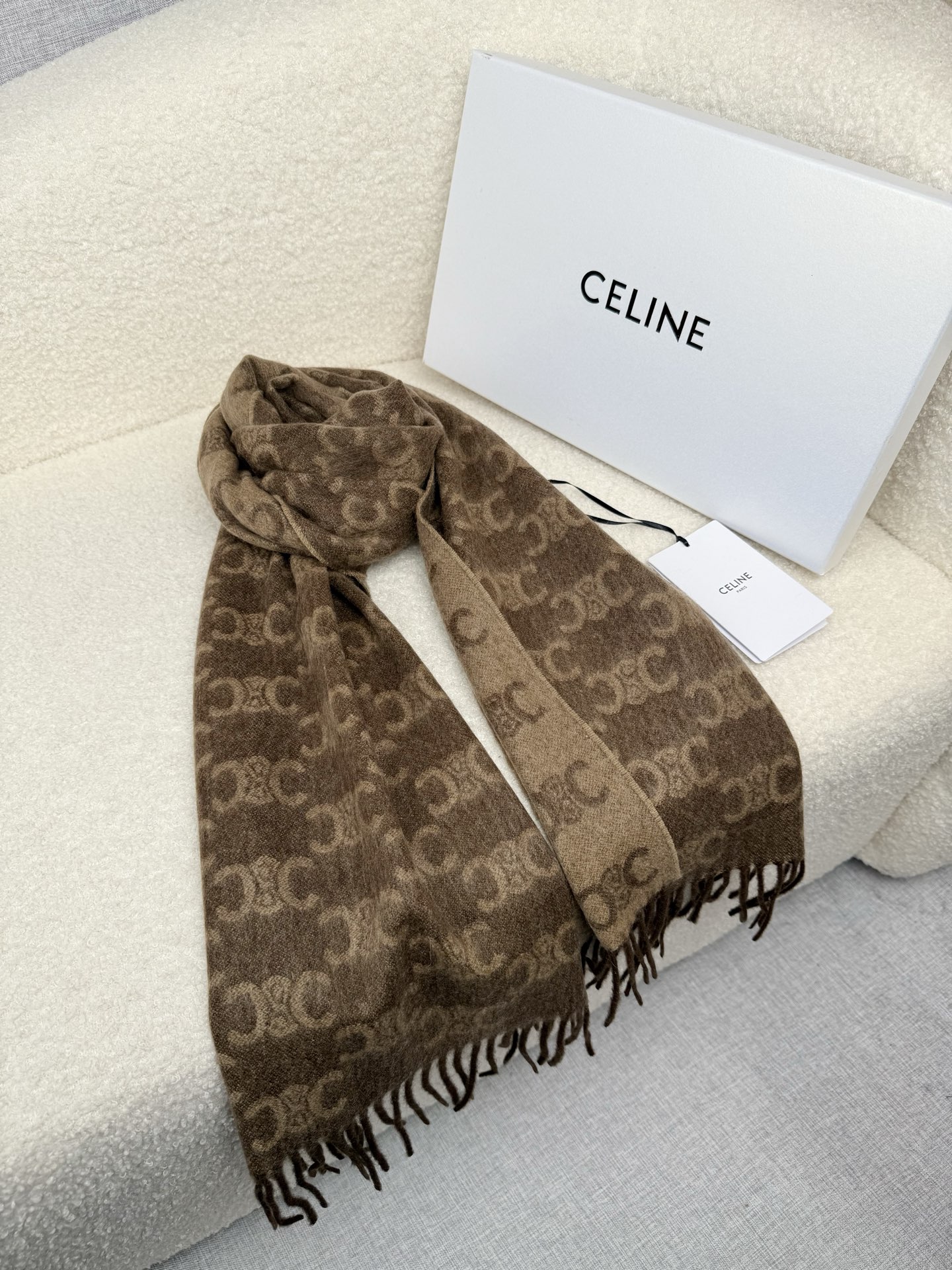 Celine 双面提花围巾 一改往日的简约风 采用 风格 真是把 潮流拿捏的稳稳的