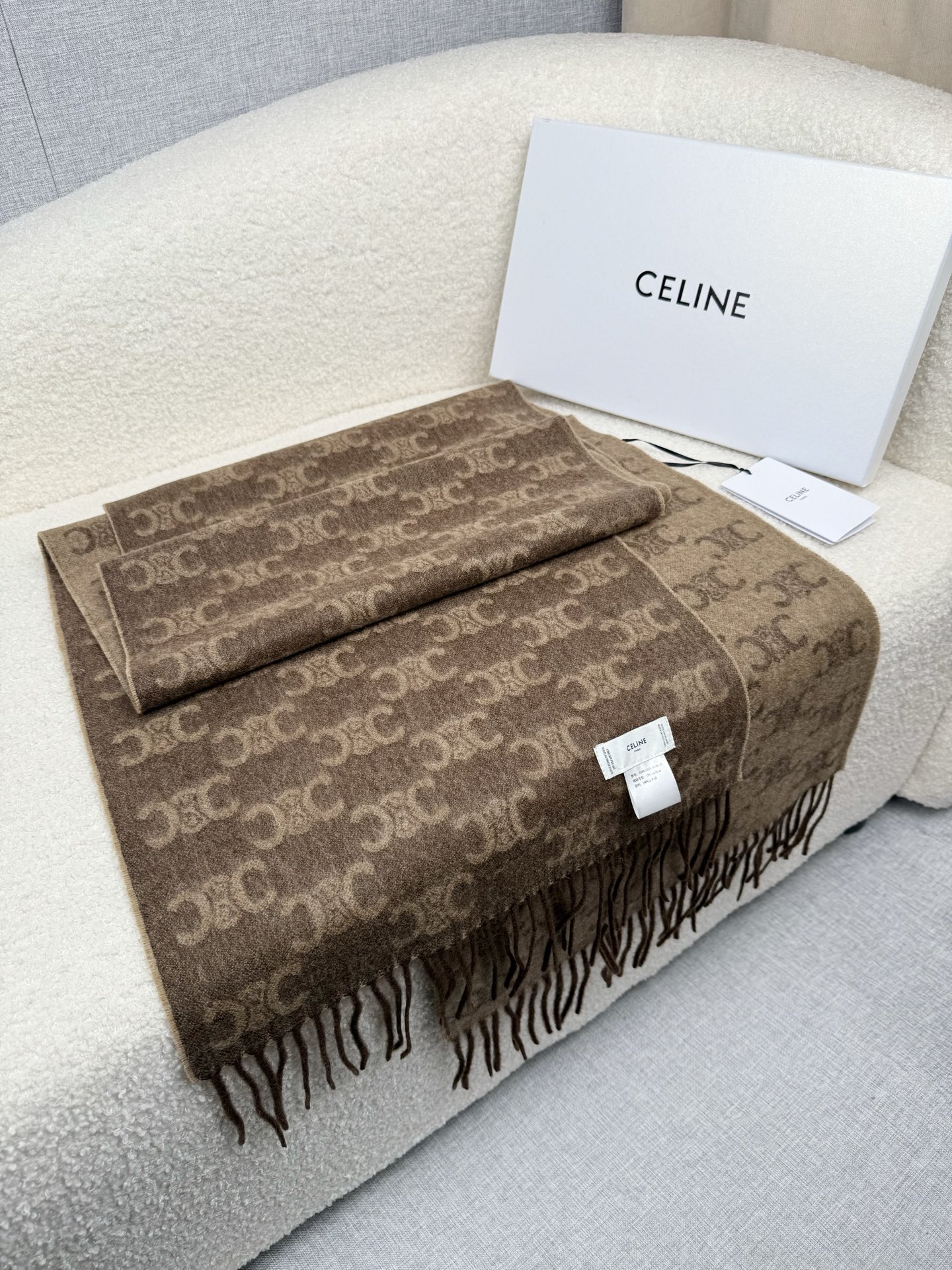Celine 双面提花围巾 一改往日的简约风 采用 风格 真是把 潮流拿捏的稳稳的