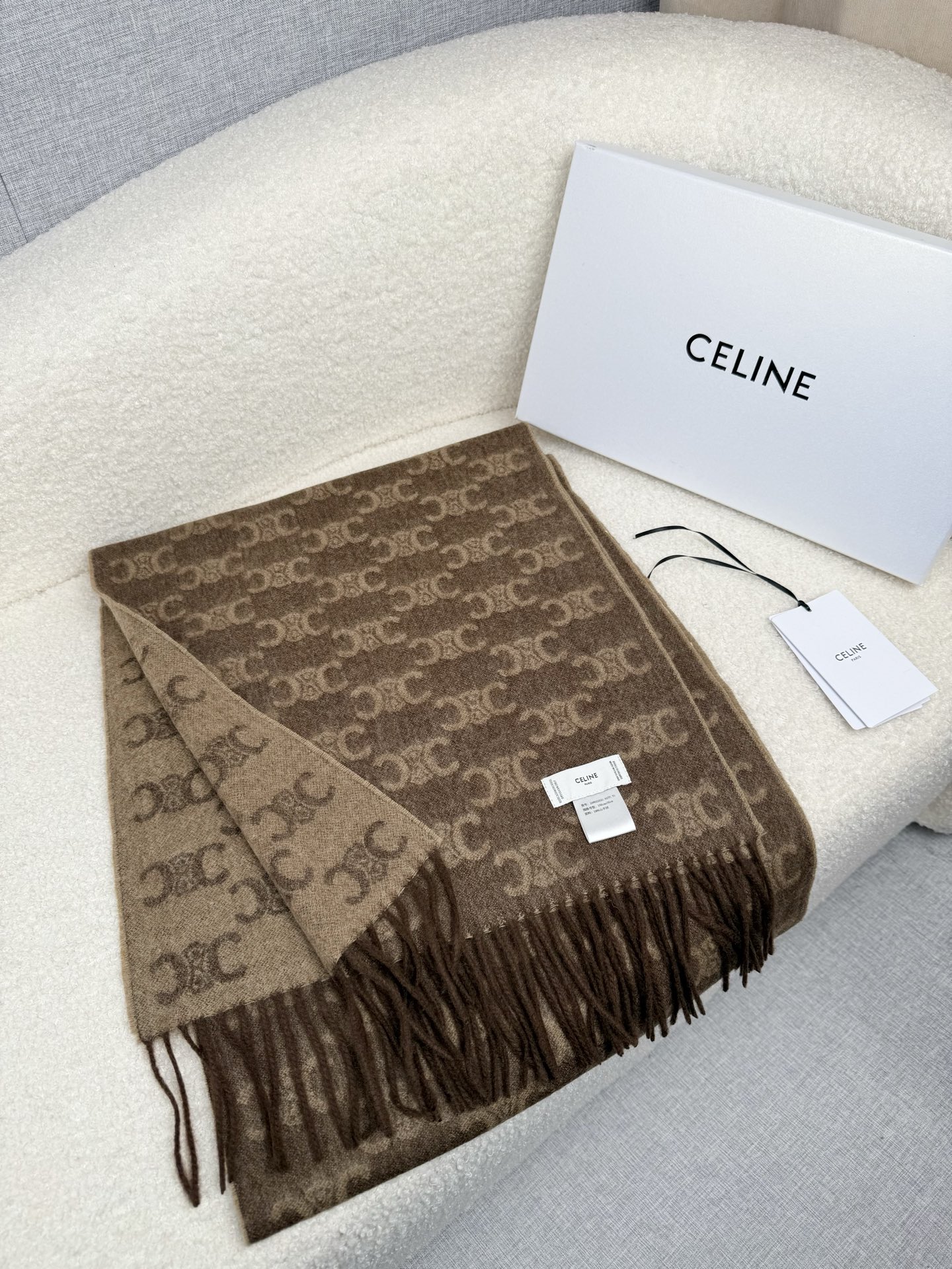 Celine 双面提花围巾 一改往日的简约风 采用 风格 真是把 潮流拿捏的稳稳的