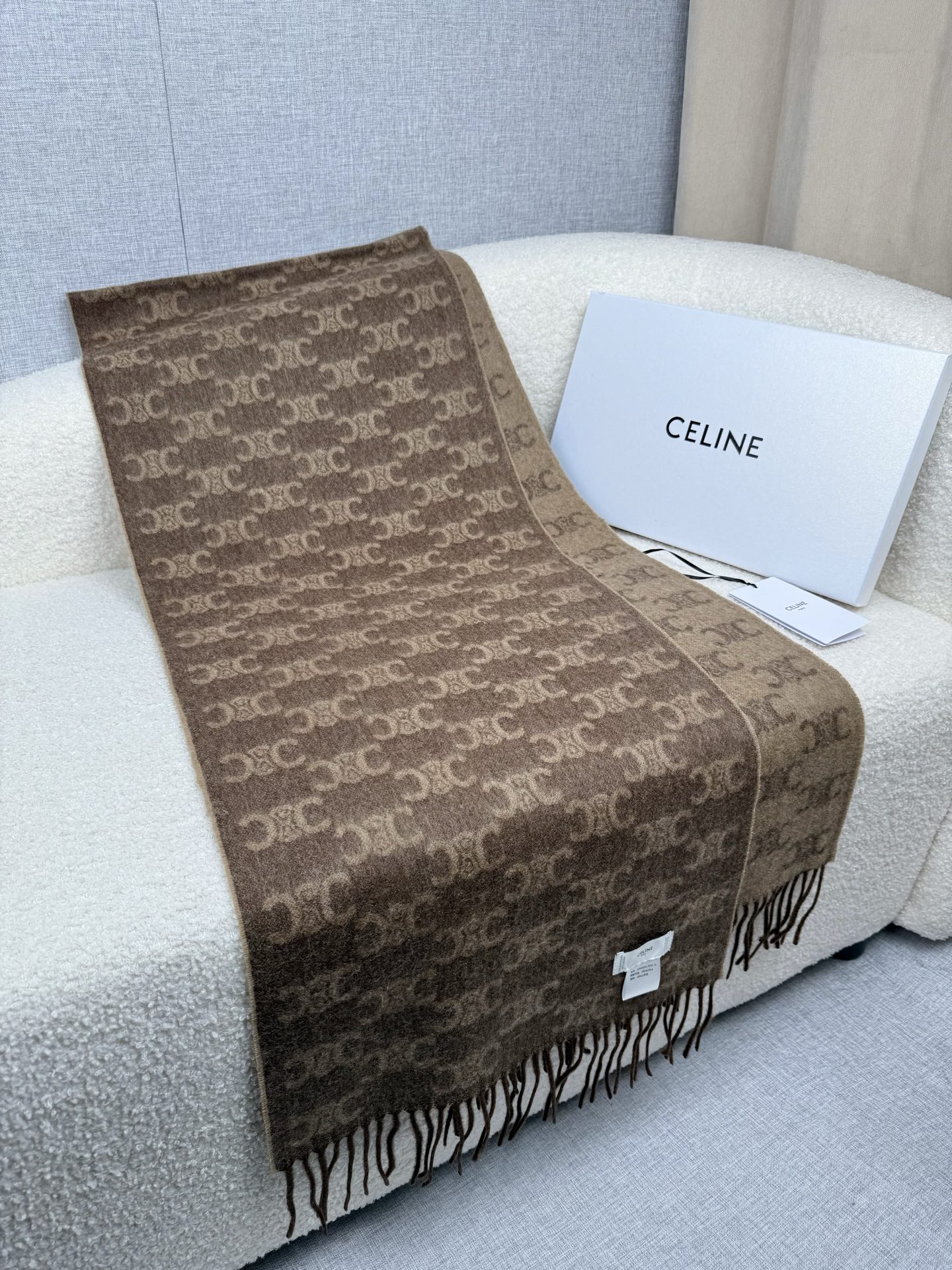 Celine 双面提花围巾 一改往日的简约风 采用 风格 真是把 潮流拿捏的稳稳的