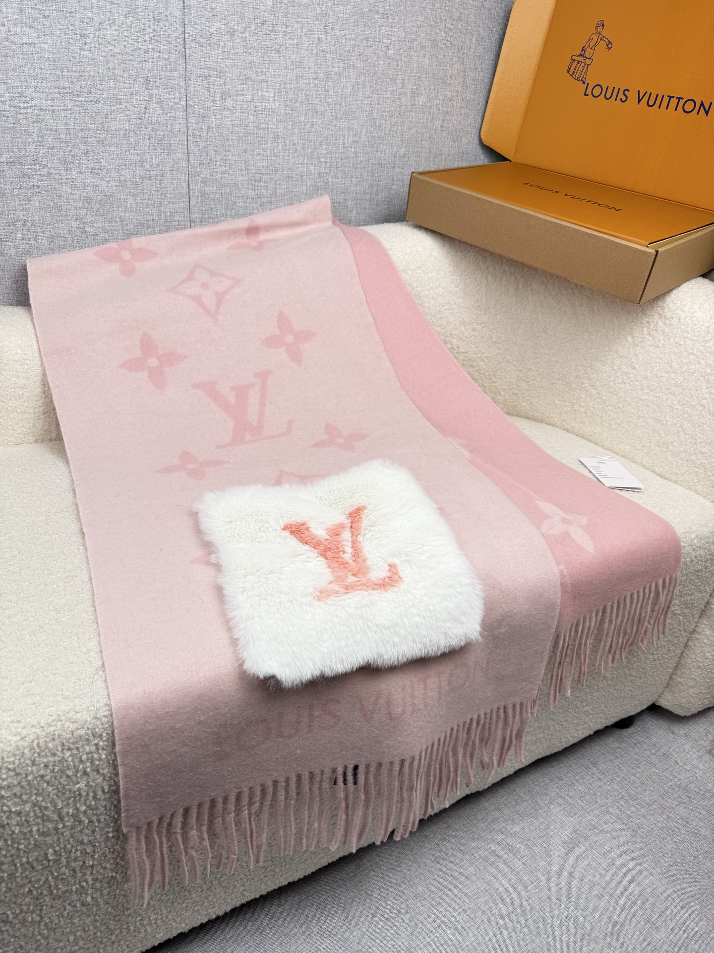 Louis Vuitton REYKJAVIK 围巾-披肩 本款Cold Reykjavik 围巾从静谧雪景中汲取灵感