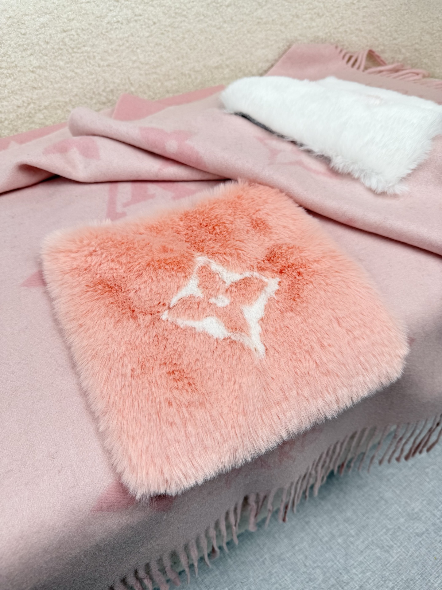 Louis Vuitton REYKJAVIK 围巾-披肩 本款Cold Reykjavik 围巾从静谧雪景中汲取灵感