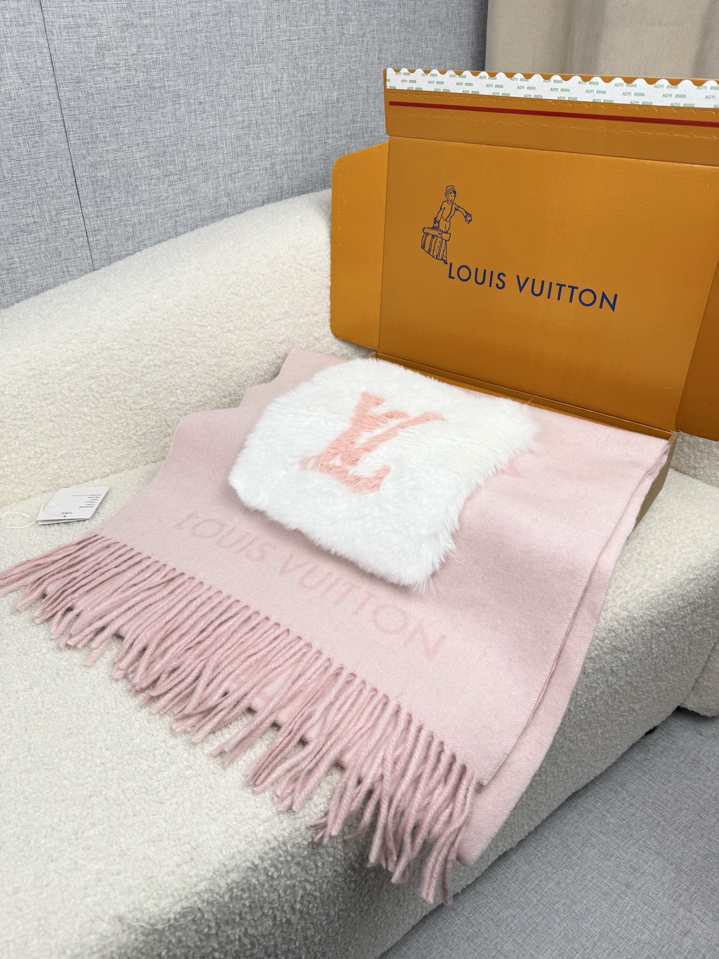 Louis Vuitton REYKJAVIK 围巾-披肩 本款Cold Reykjavik 围巾从静谧雪景中汲取灵感