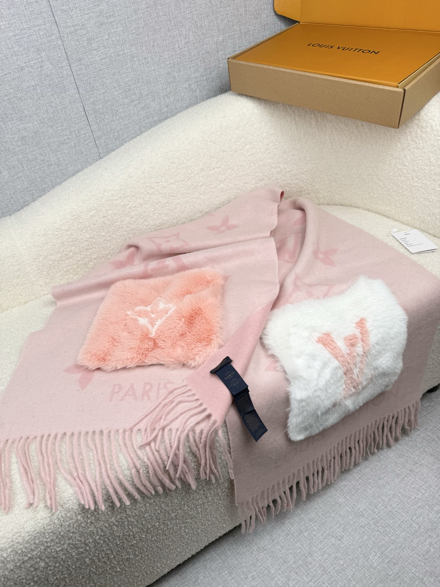 Louis Vuitton REYKJAVIK 围巾-披肩 本款Cold Reykjavik 围巾从静谧雪景中汲取灵感