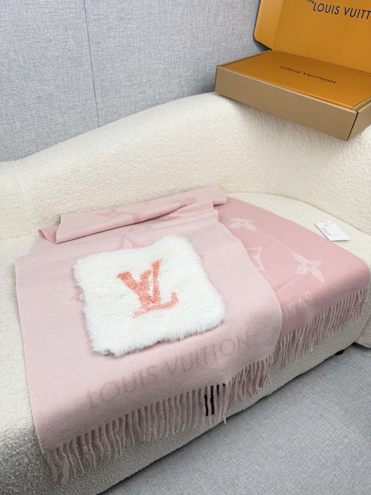 Louis Vuitton REYKJAVIK 围巾-披肩 本款Cold Reykjavik 围巾从静谧雪景中汲取灵感