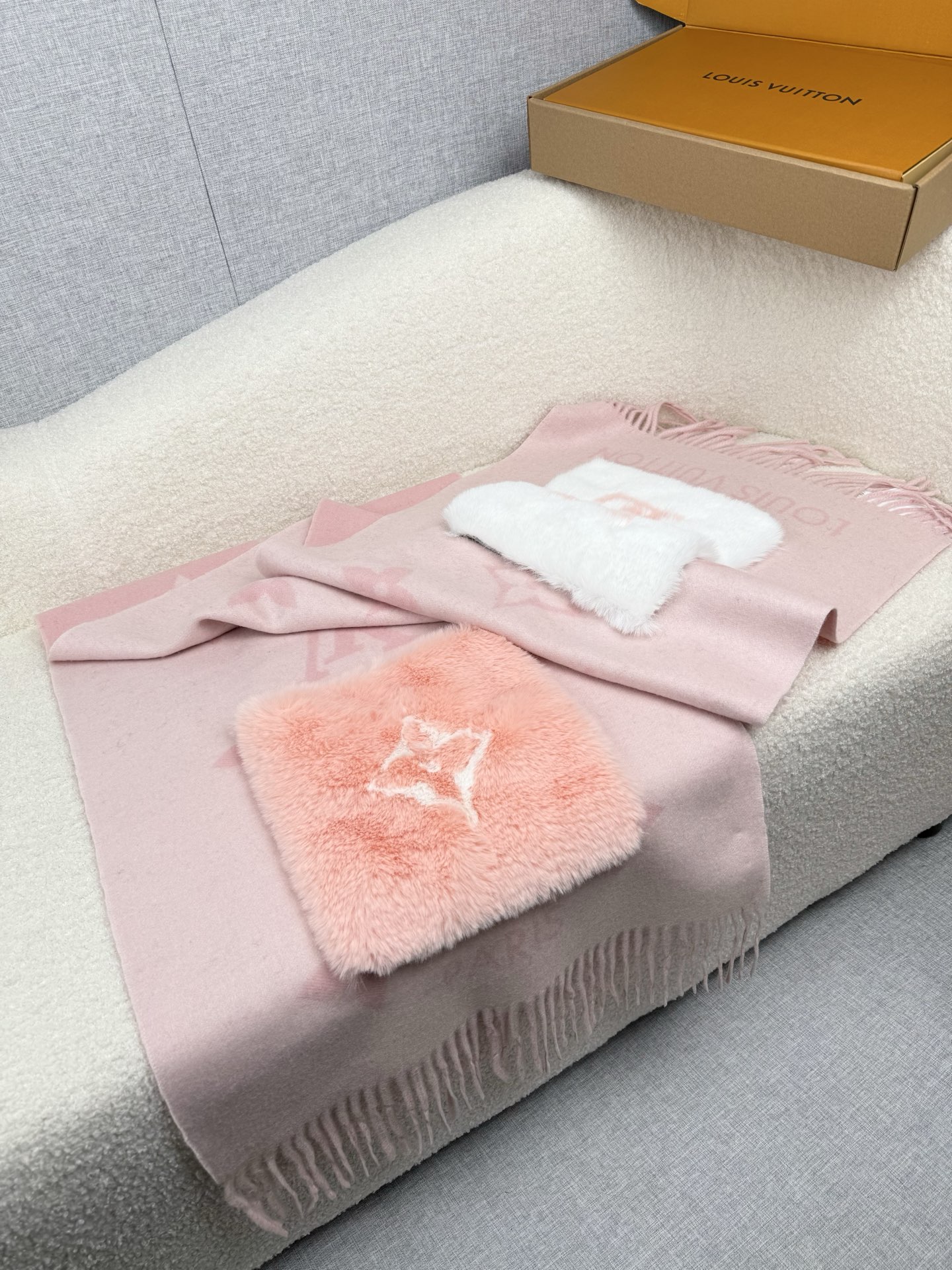 Louis Vuitton REYKJAVIK 围巾-披肩 本款Cold Reykjavik 围巾从静谧雪景中汲取灵感