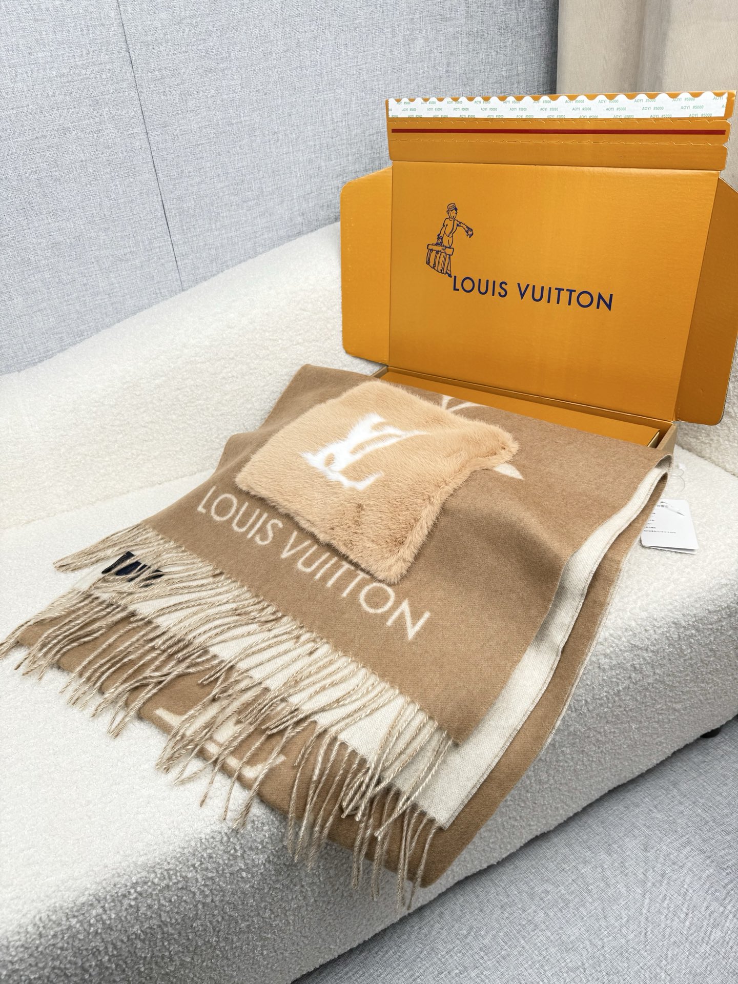 Louis Vuitton REYKJAVIK 围巾-披肩 本款Cold Reykjavik 围巾从静谧雪景中汲取灵感