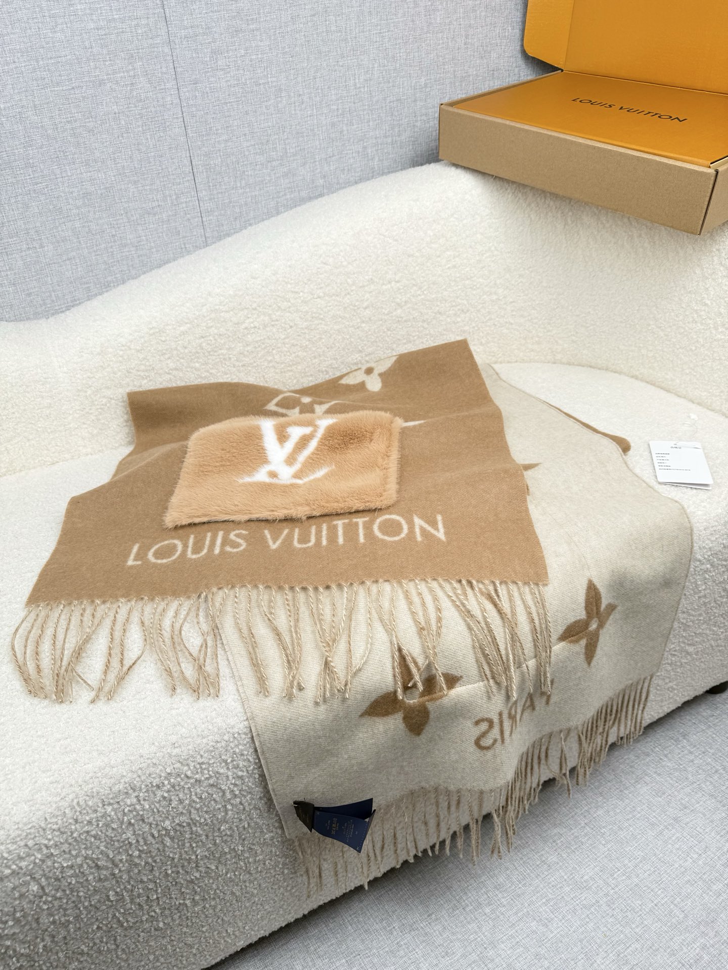 Louis Vuitton REYKJAVIK 围巾-披肩 本款Cold Reykjavik 围巾从静谧雪景中汲取灵感