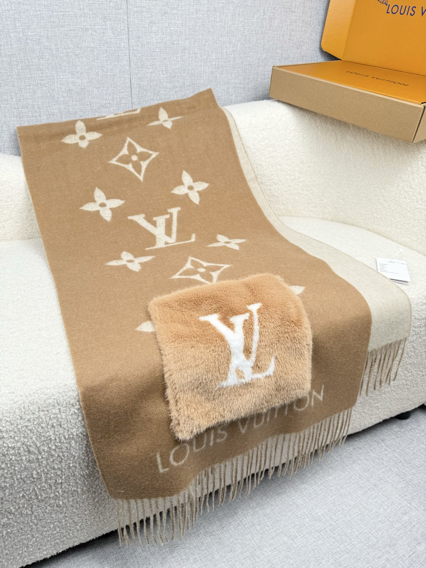 Louis Vuitton REYKJAVIK 围巾-披肩 本款Cold Reykjavik 围巾从静谧雪景中汲取灵感