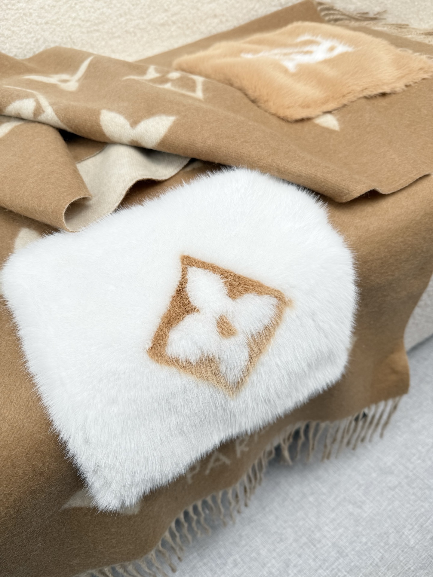 Louis Vuitton REYKJAVIK 围巾-披肩 本款Cold Reykjavik 围巾从静谧雪景中汲取灵感