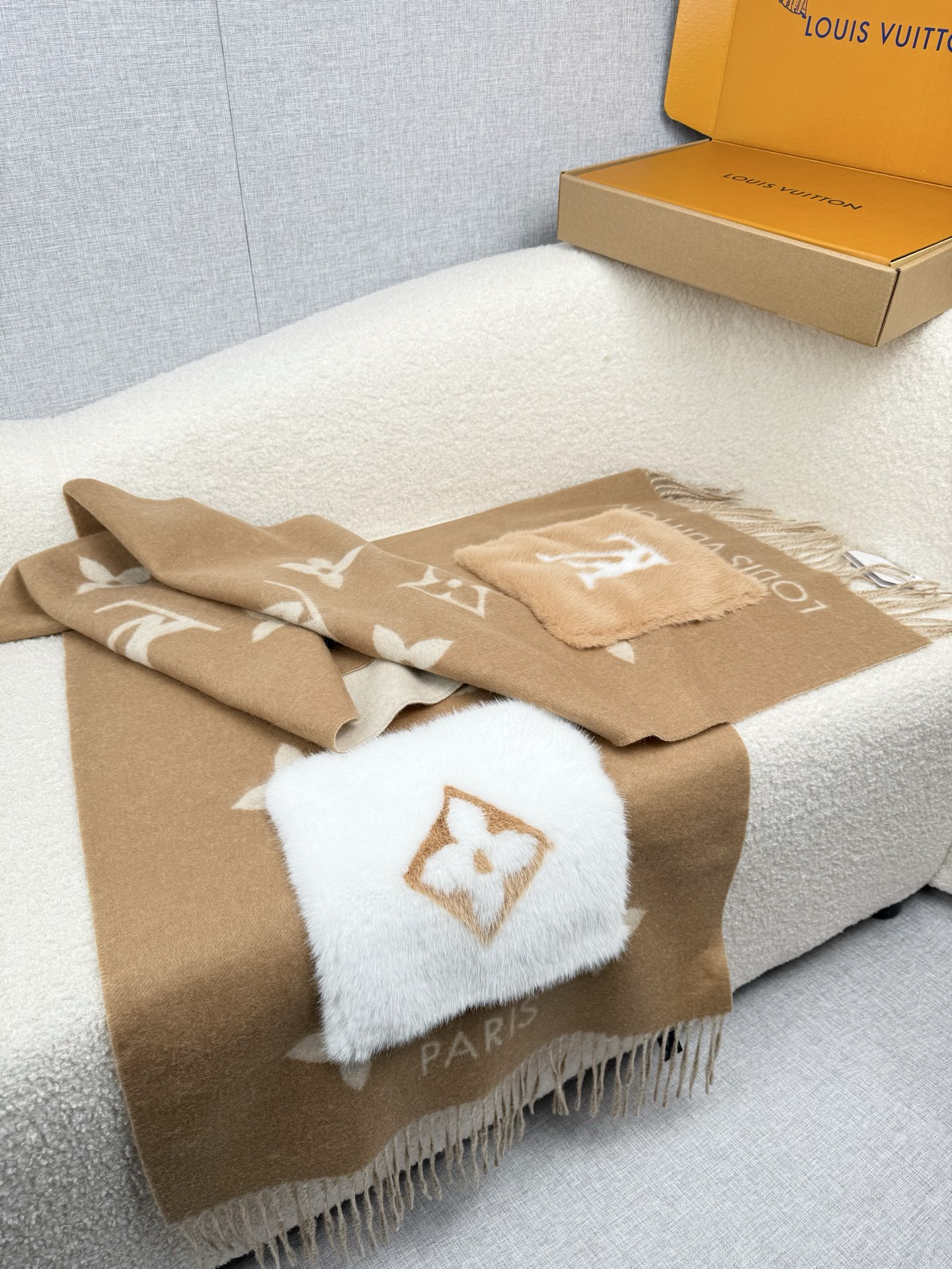 Louis Vuitton REYKJAVIK 围巾-披肩 本款Cold Reykjavik 围巾从静谧雪景中汲取灵感