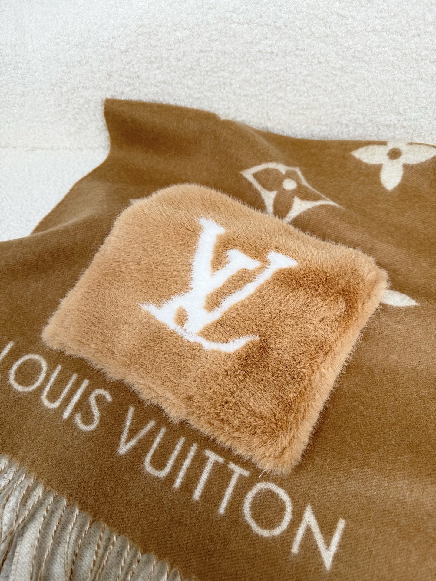 Louis Vuitton REYKJAVIK 围巾-披肩 本款Cold Reykjavik 围巾从静谧雪景中汲取灵感