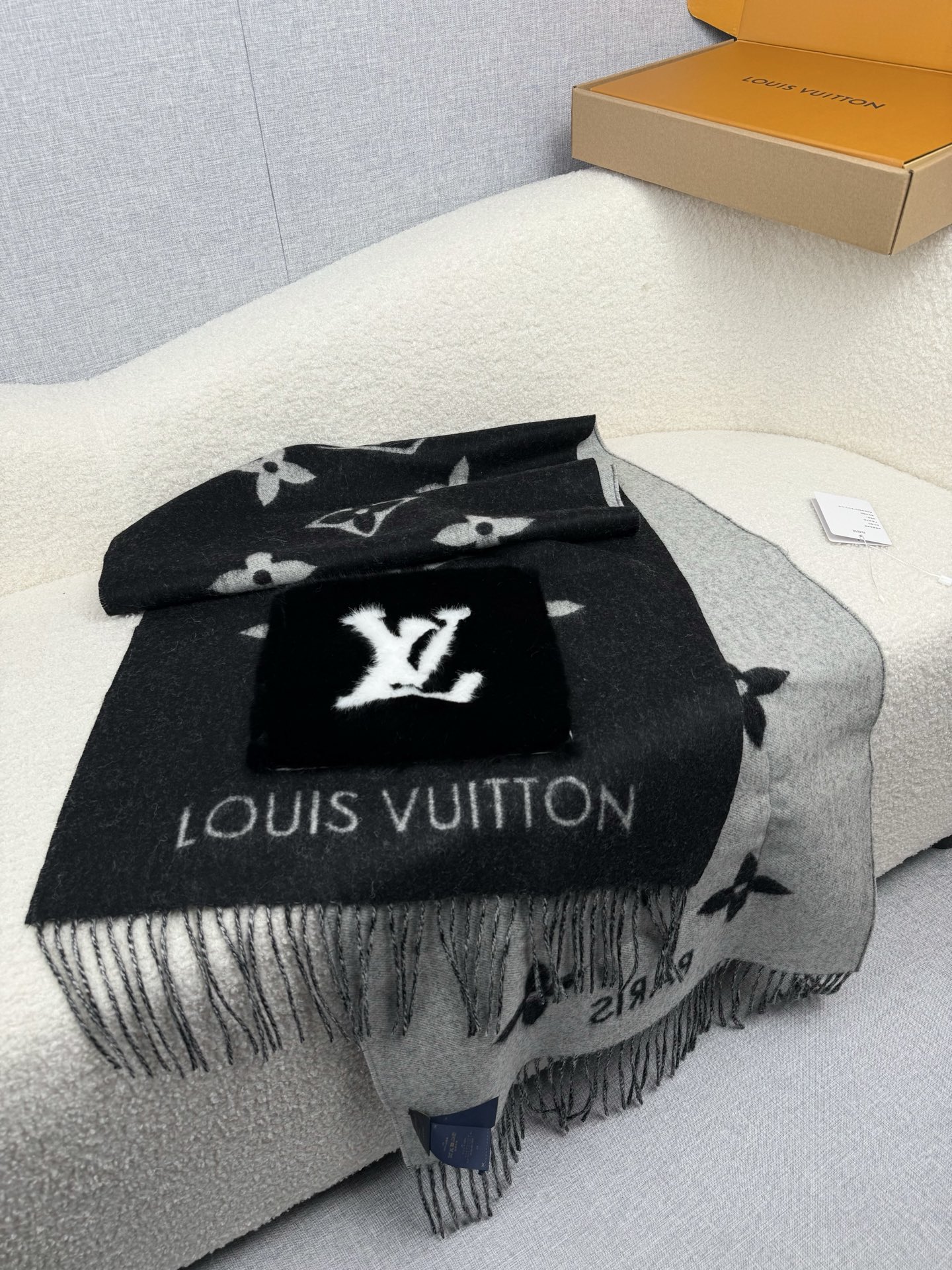 Louis Vuitton REYKJAVIK 围巾-披肩 本款Cold Reykjavik 围巾从静谧雪景中汲取灵感
