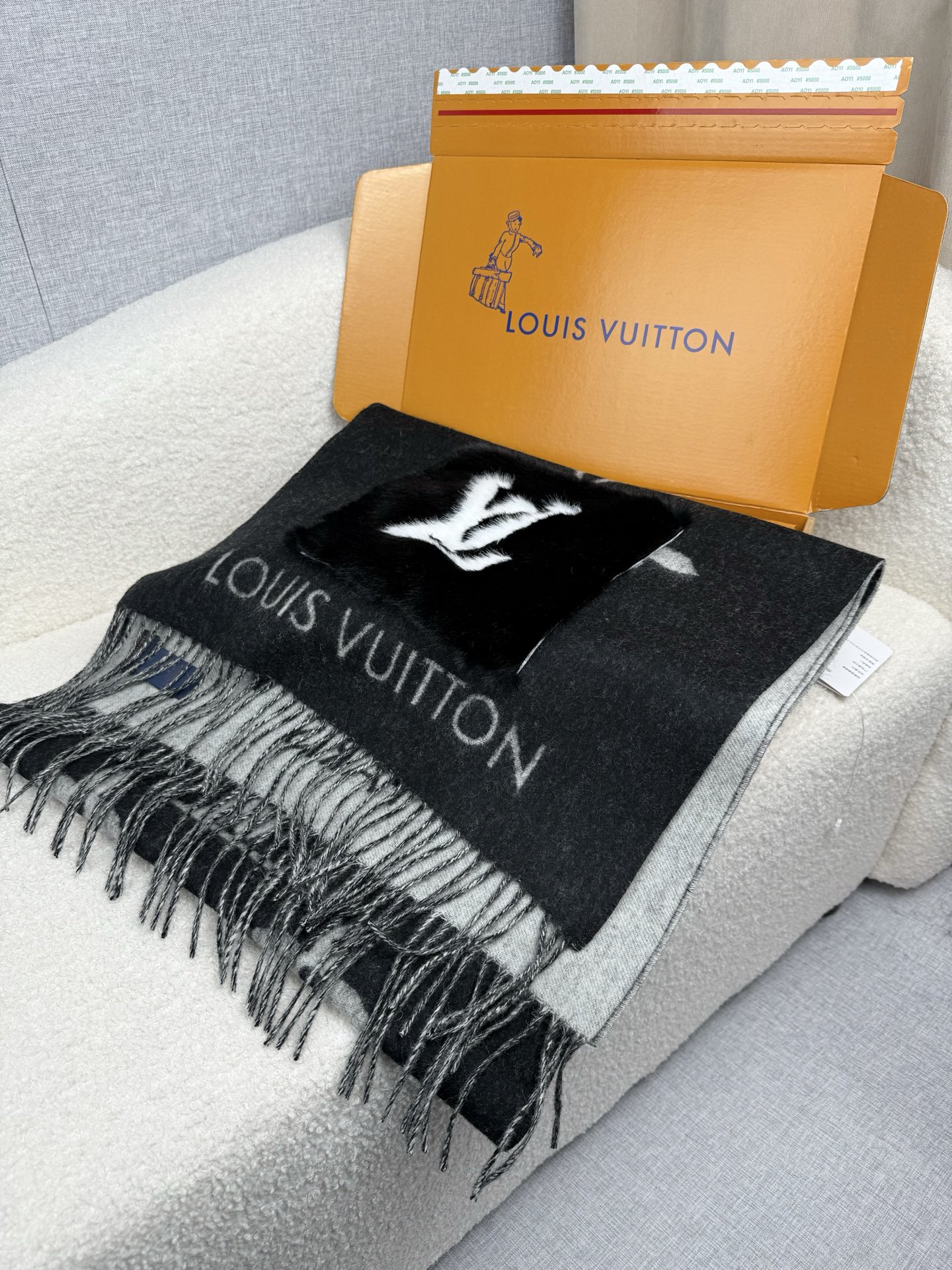 Louis Vuitton REYKJAVIK 围巾-披肩 本款Cold Reykjavik 围巾从静谧雪景中汲取灵感