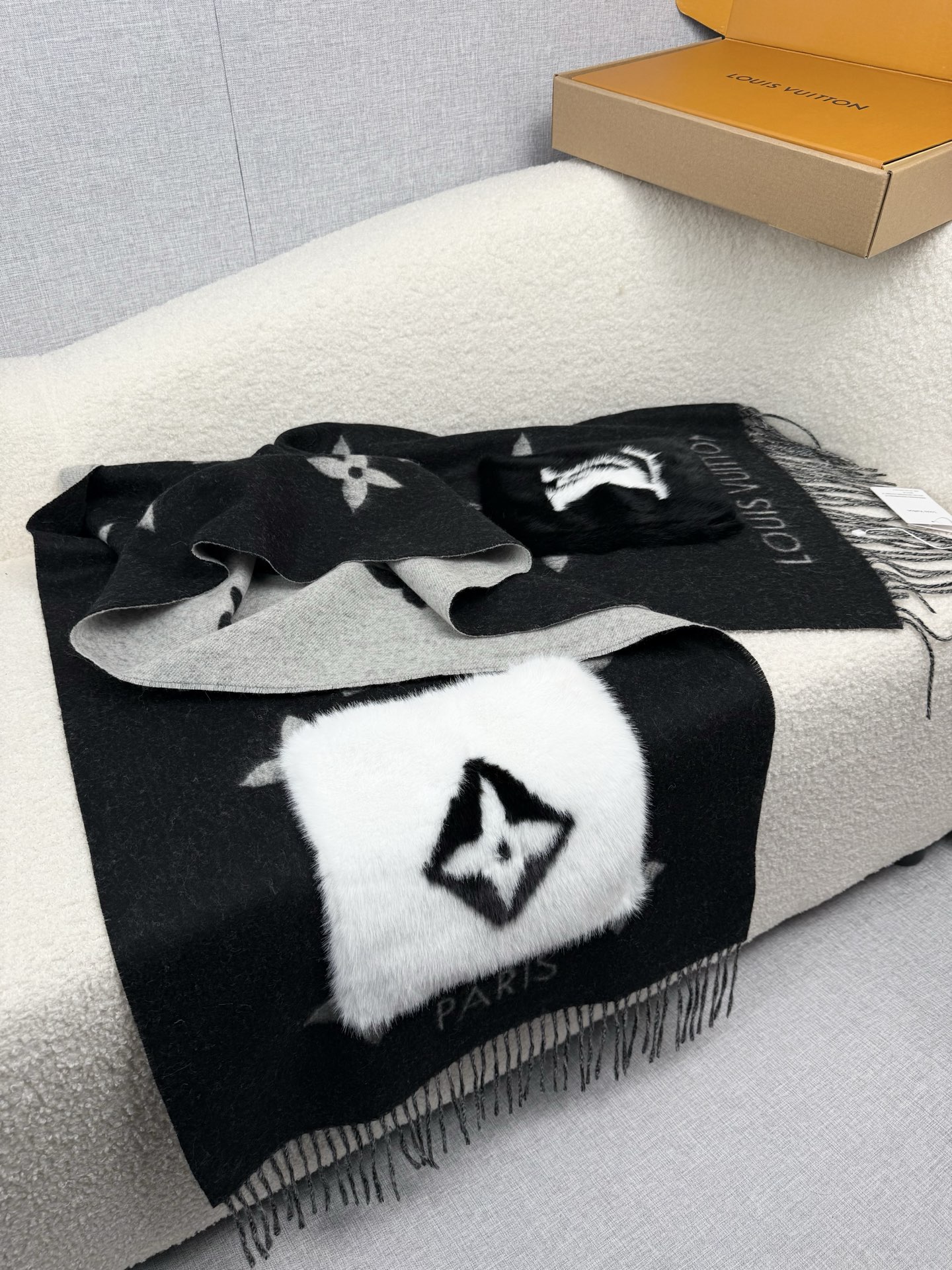 Louis Vuitton REYKJAVIK 围巾-披肩 本款Cold Reykjavik 围巾从静谧雪景中汲取灵感