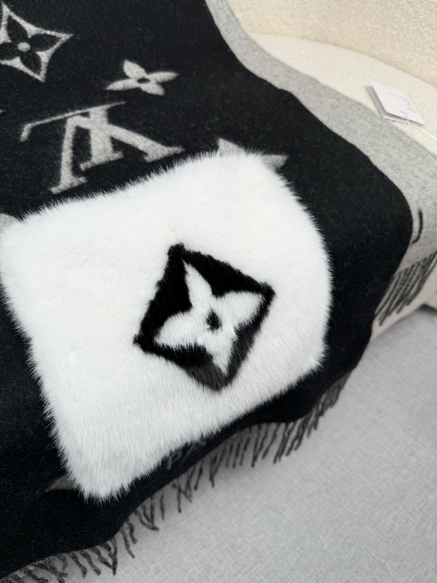 Louis Vuitton REYKJAVIK 围巾-披肩 本款Cold Reykjavik 围巾从静谧雪景中汲取灵感