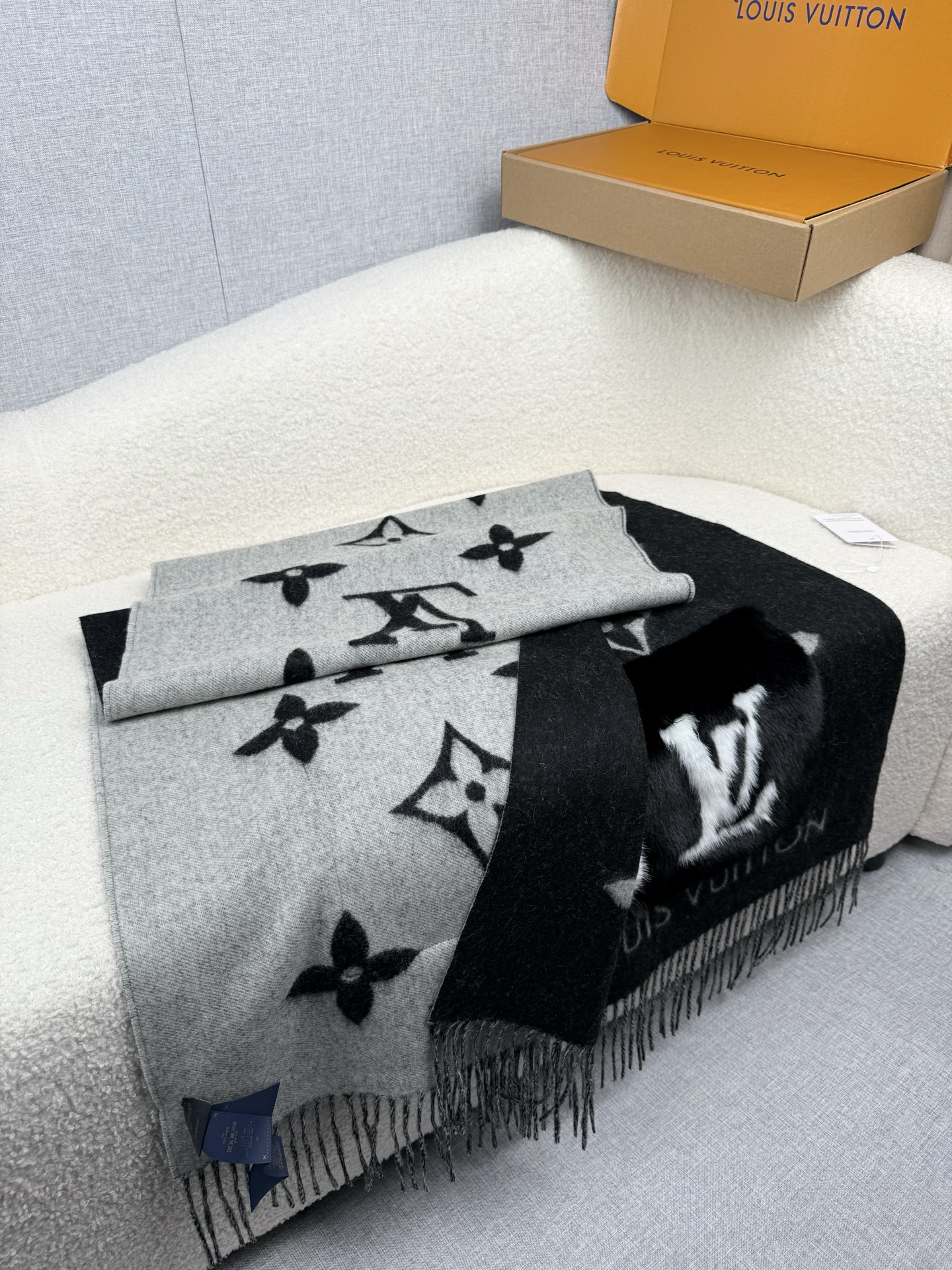Louis Vuitton REYKJAVIK 围巾-披肩 本款Cold Reykjavik 围巾从静谧雪景中汲取灵感