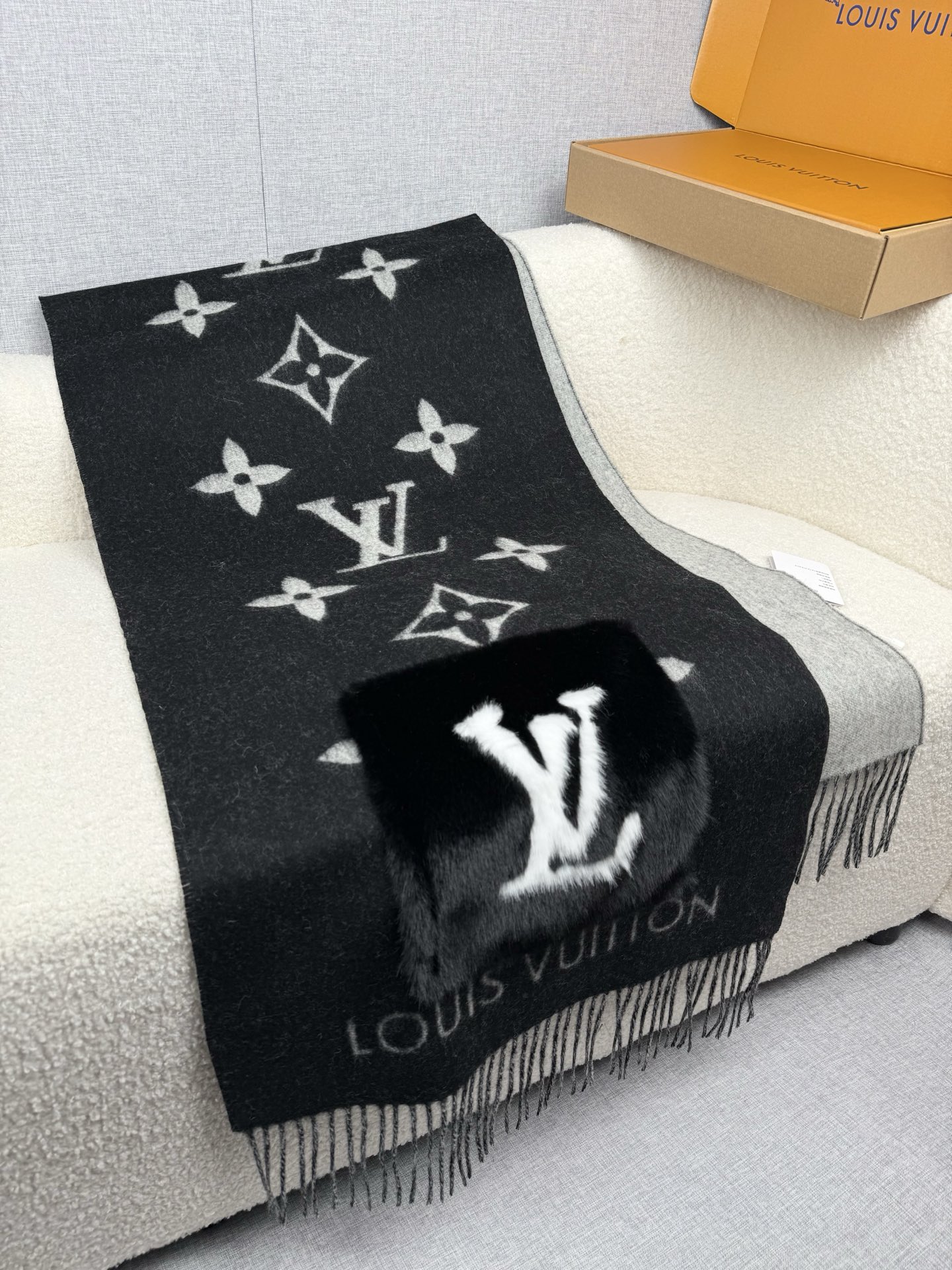 Louis Vuitton REYKJAVIK 围巾-披肩 本款Cold Reykjavik 围巾从静谧雪景中汲取灵感