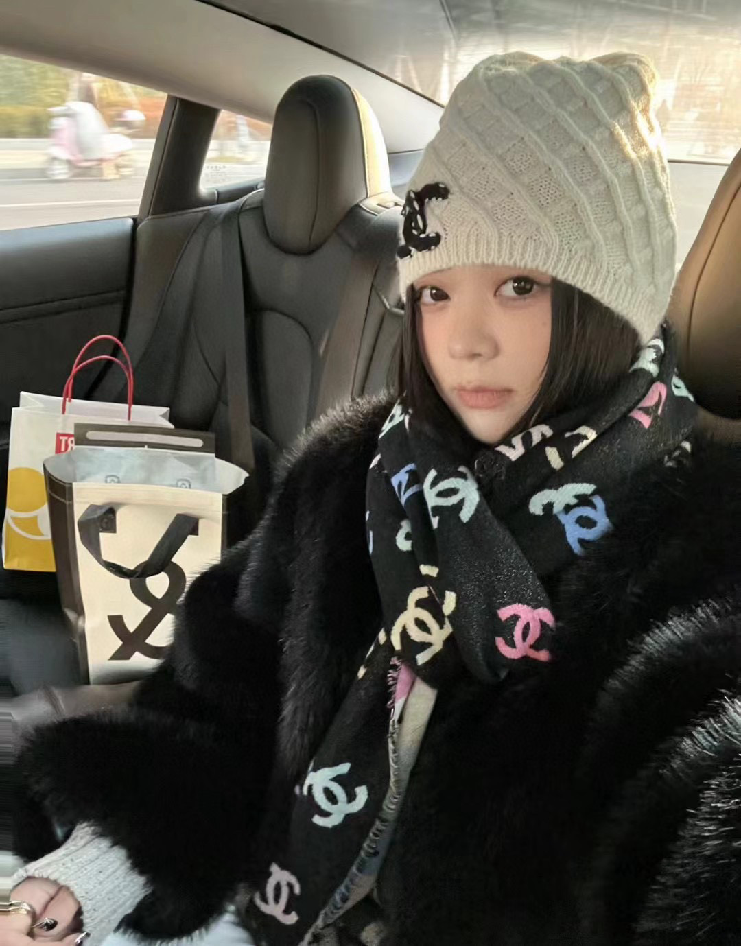 P。C家。【福利版本-如图实拍】欧阳娜娜同款小香24C🌈彩虹满logo围巾千万别错过一眼就爱上的[色]给秋冬增添一点色彩