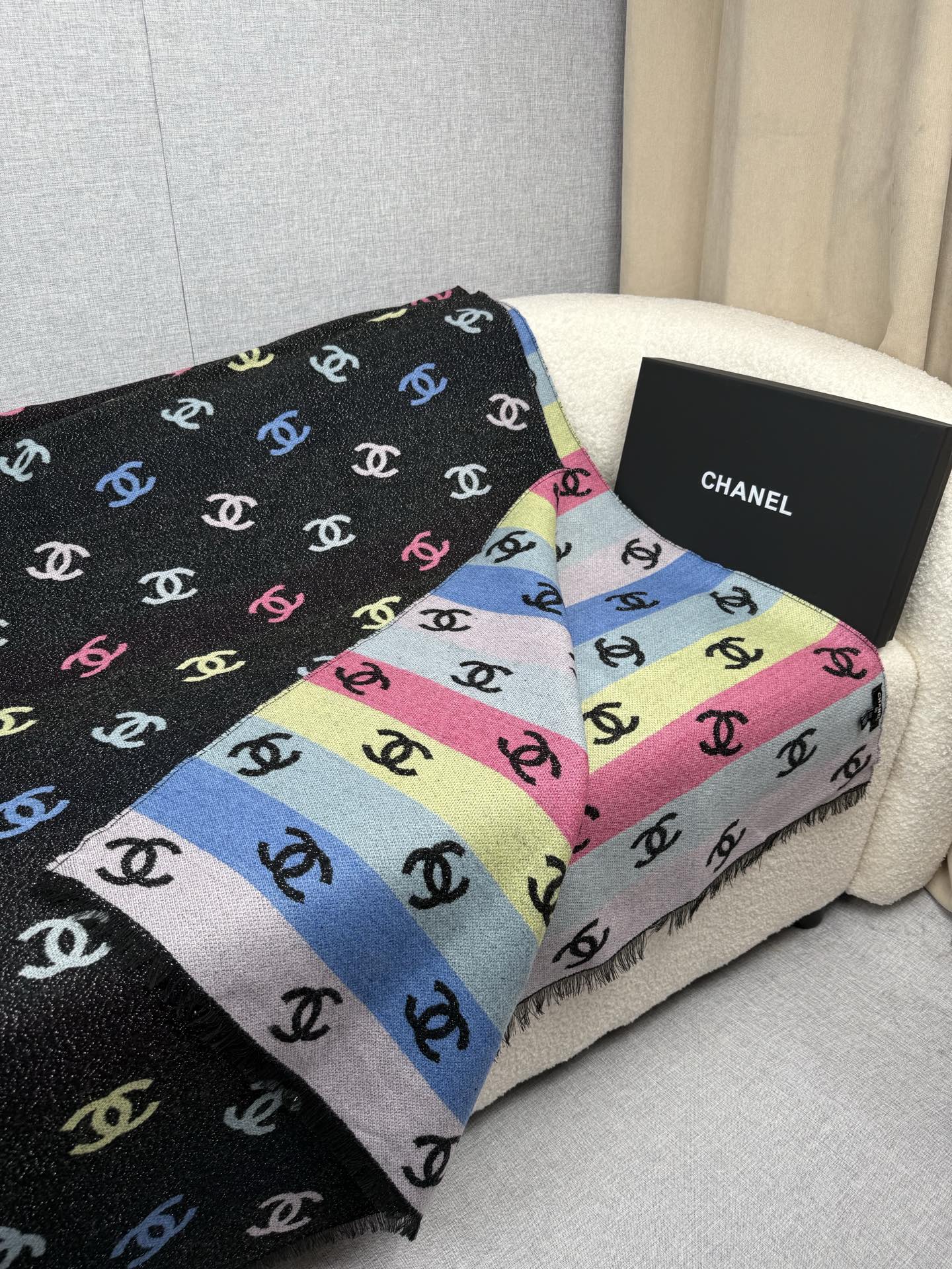 P。C家。【福利版本-如图实拍】欧阳娜娜同款小香24C🌈彩虹满logo围巾千万别错过一眼就爱上的[色]给秋冬增添一点色彩