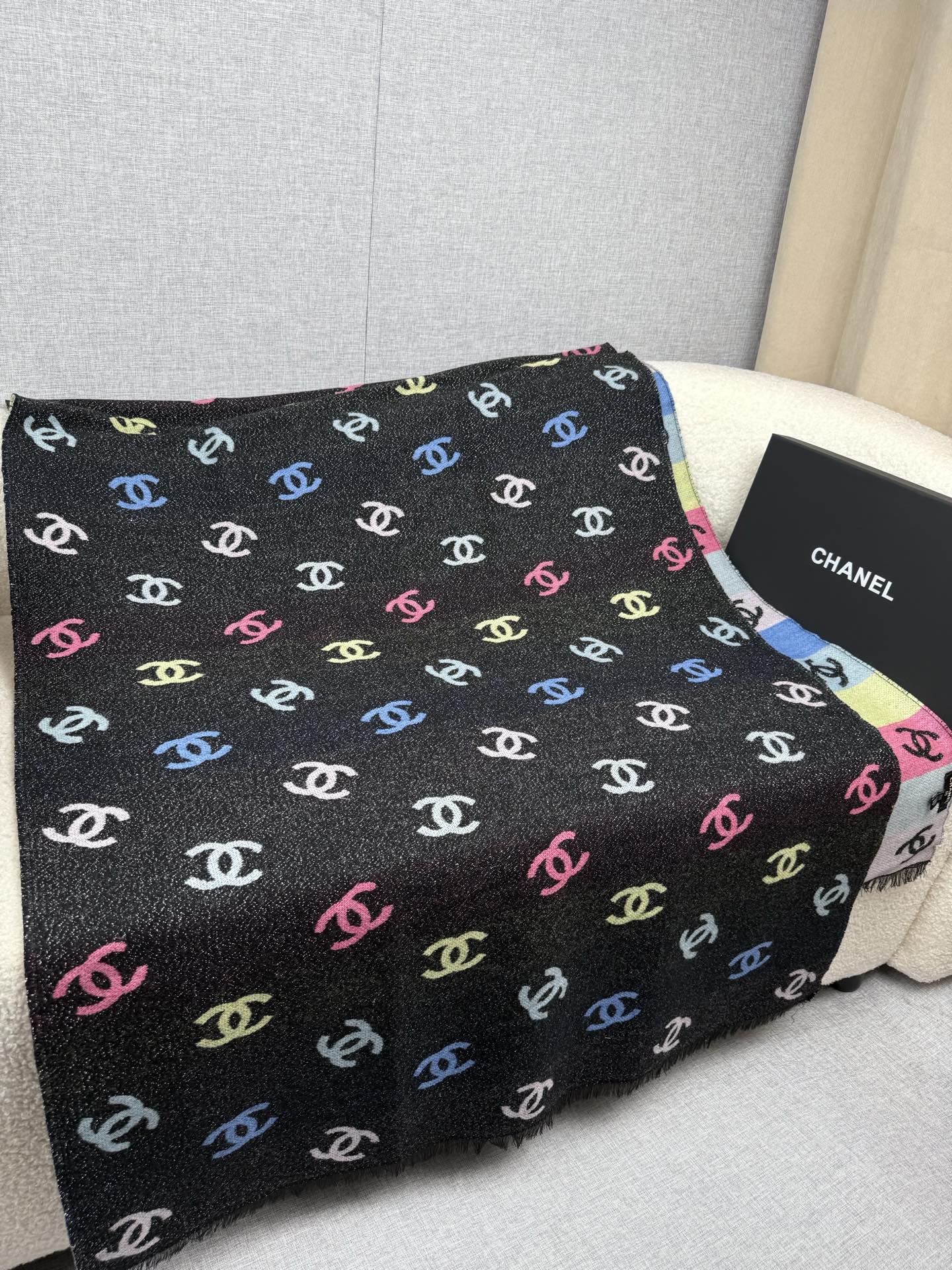 P。C家。【福利版本-如图实拍】欧阳娜娜同款小香24C🌈彩虹满logo围巾千万别错过一眼就爱上的[色]给秋冬增添一点色彩