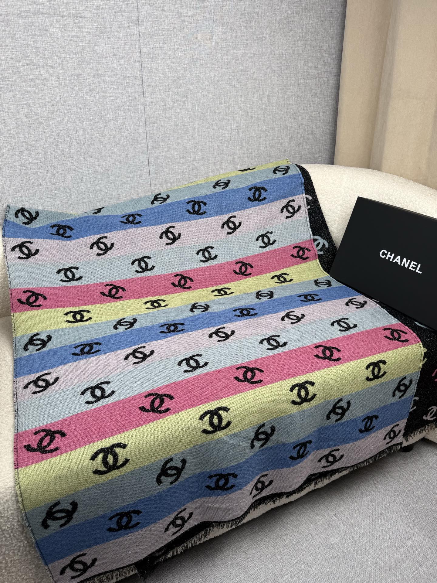 P。C家。【福利版本-如图实拍】欧阳娜娜同款小香24C🌈彩虹满logo围巾千万别错过一眼就爱上的[色]给秋冬增添一点色彩