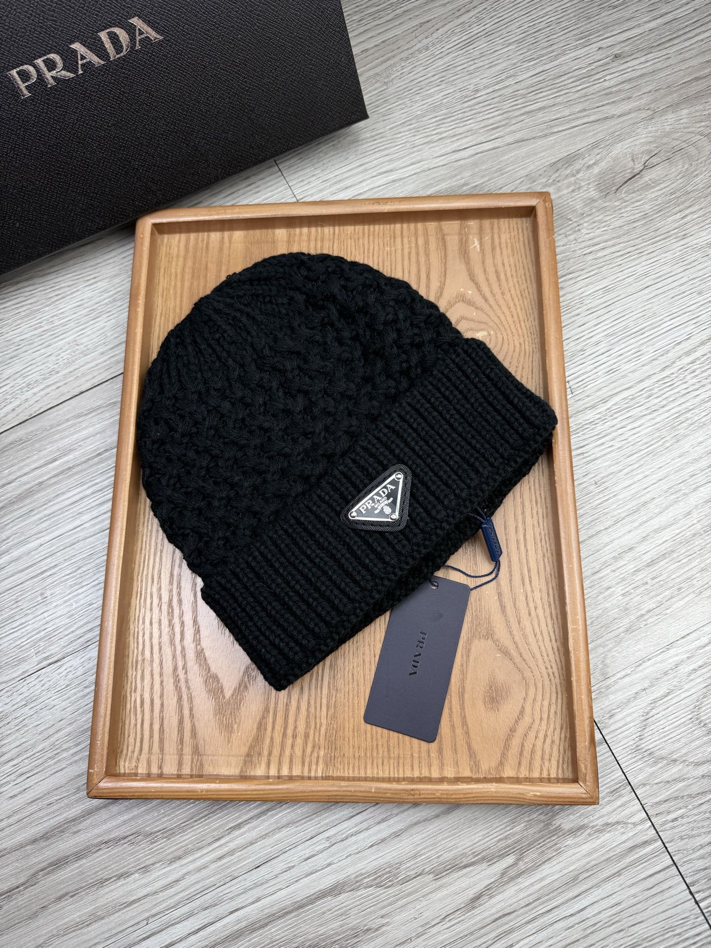 。Prada。福利！【细毛线针织单帽】新款上架，特别实惠的一个系列帽子，面料：细毛线。密度紧致！毛线针织