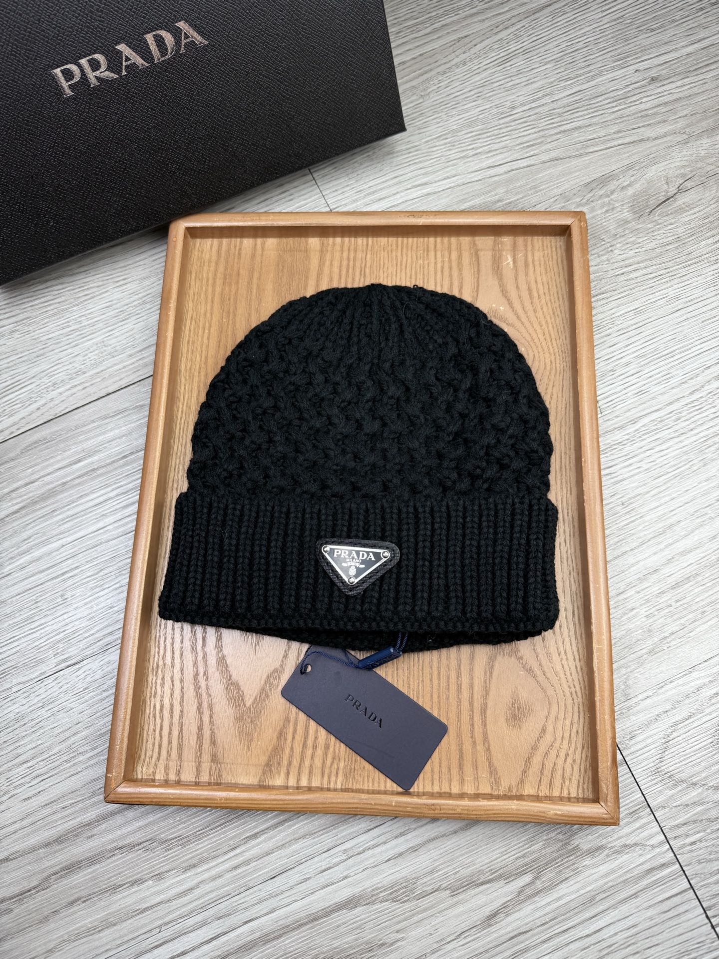 。Prada。福利！【细毛线针织单帽】新款上架，特别实惠的一个系列帽子，面料：细毛线。密度紧致！毛线针织