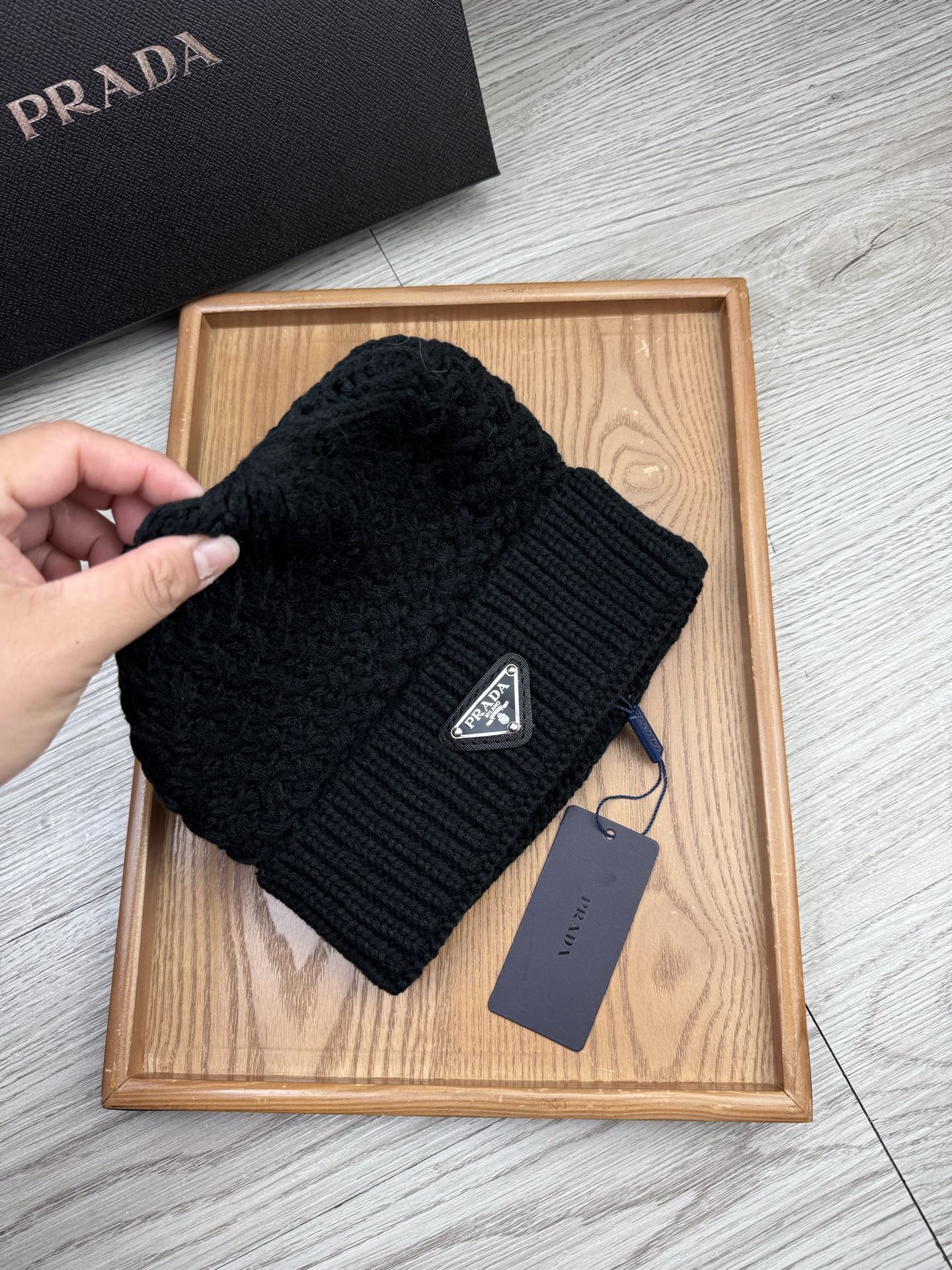 。Prada。福利！【细毛线针织单帽】新款上架，特别实惠的一个系列帽子，面料：细毛线。密度紧致！毛线针织