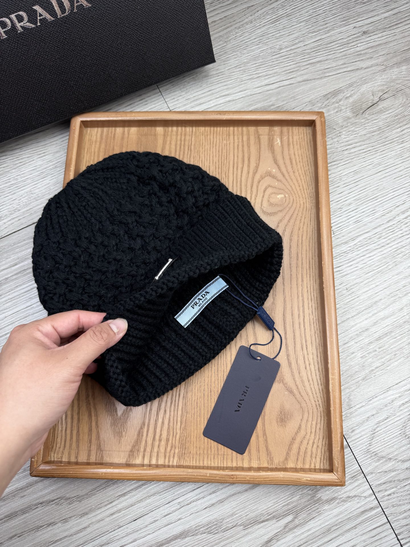 。Prada。福利！【细毛线针织单帽】新款上架，特别实惠的一个系列帽子，面料：细毛线。密度紧致！毛线针织
