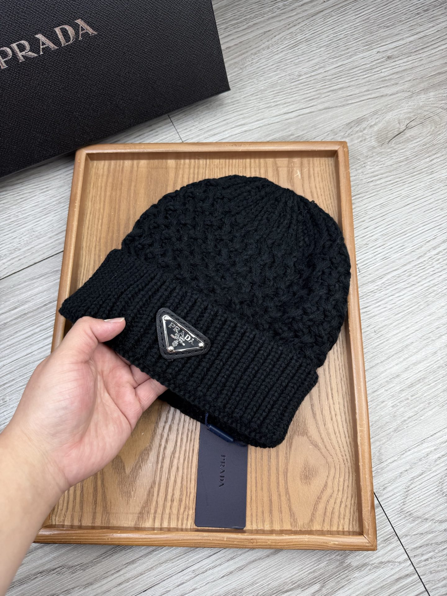 。Prada。福利！【细毛线针织单帽】新款上架，特别实惠的一个系列帽子，面料：细毛线。密度紧致！毛线针织