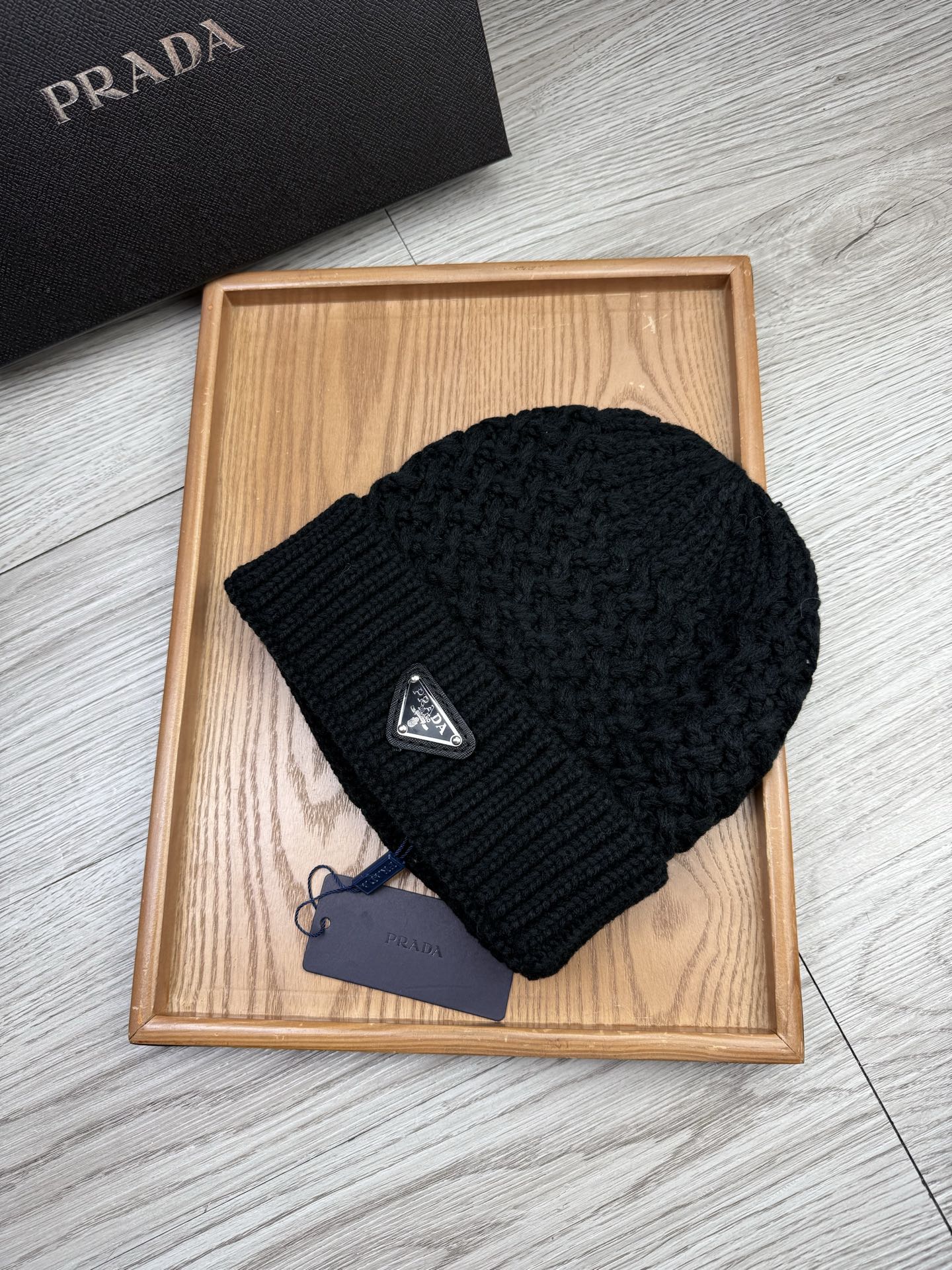 。Prada。福利！【细毛线针织单帽】新款上架，特别实惠的一个系列帽子，面料：细毛线。密度紧致！毛线针织