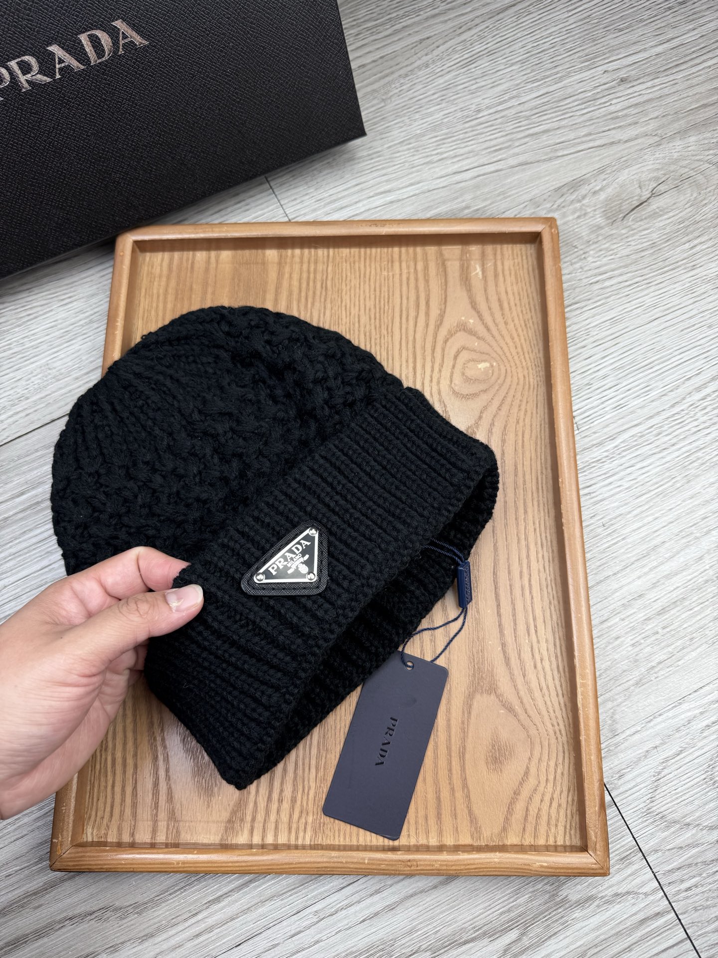 。Prada。福利！【细毛线针织单帽】新款上架，特别实惠的一个系列帽子，面料：细毛线。密度紧致！毛线针织