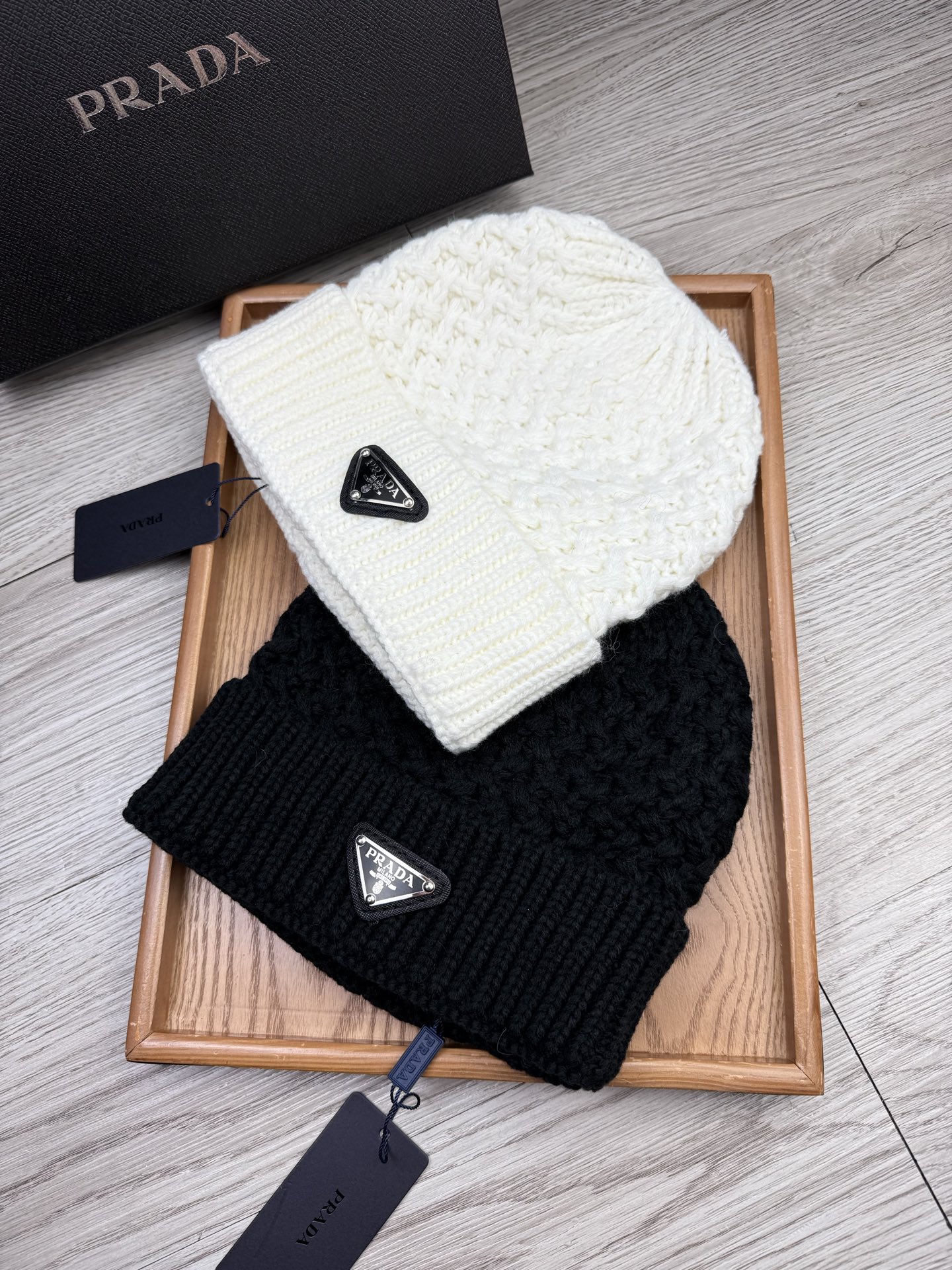 。Prada。福利！【细毛线针织单帽】新款上架，特别实惠的一个系列帽子，面料：细毛线。密度紧致！毛线针织