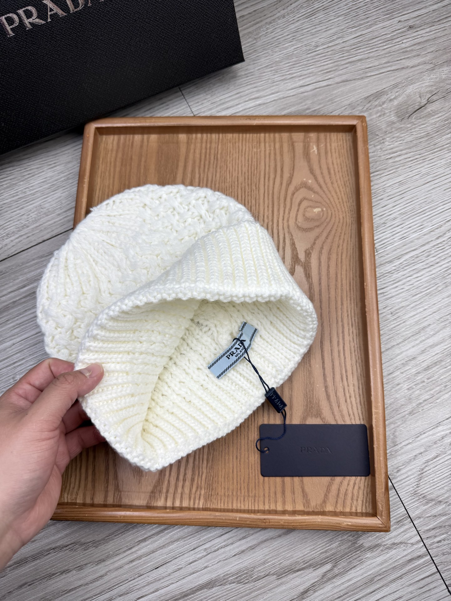 。Prada。福利！【细毛线针织单帽】新款上架，特别实惠的一个系列帽子，面料：细毛线。密度紧致！毛线针织