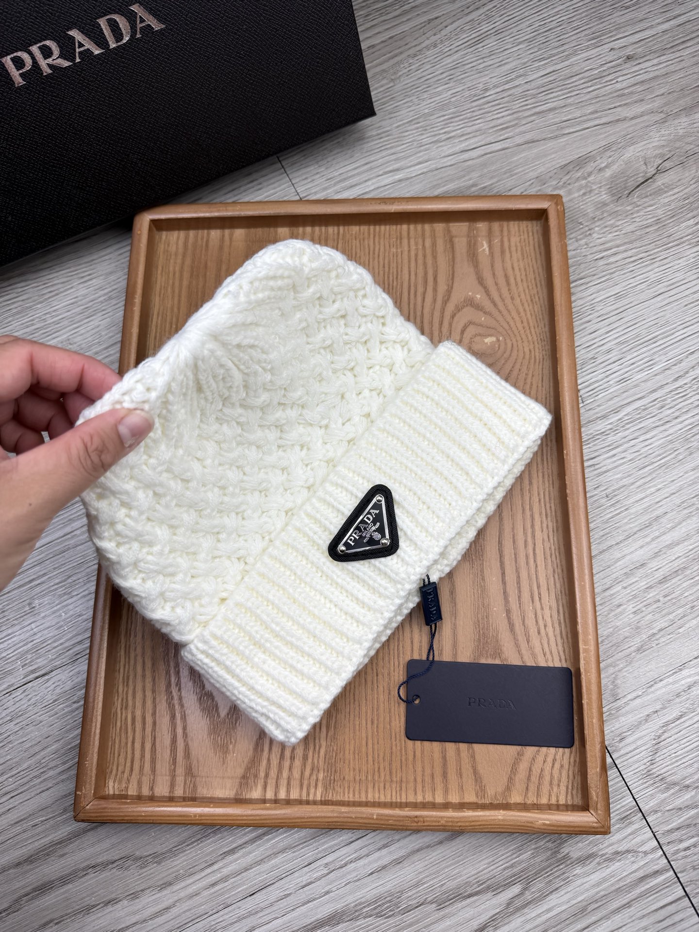 。Prada。福利！【细毛线针织单帽】新款上架，特别实惠的一个系列帽子，面料：细毛线。密度紧致！毛线针织