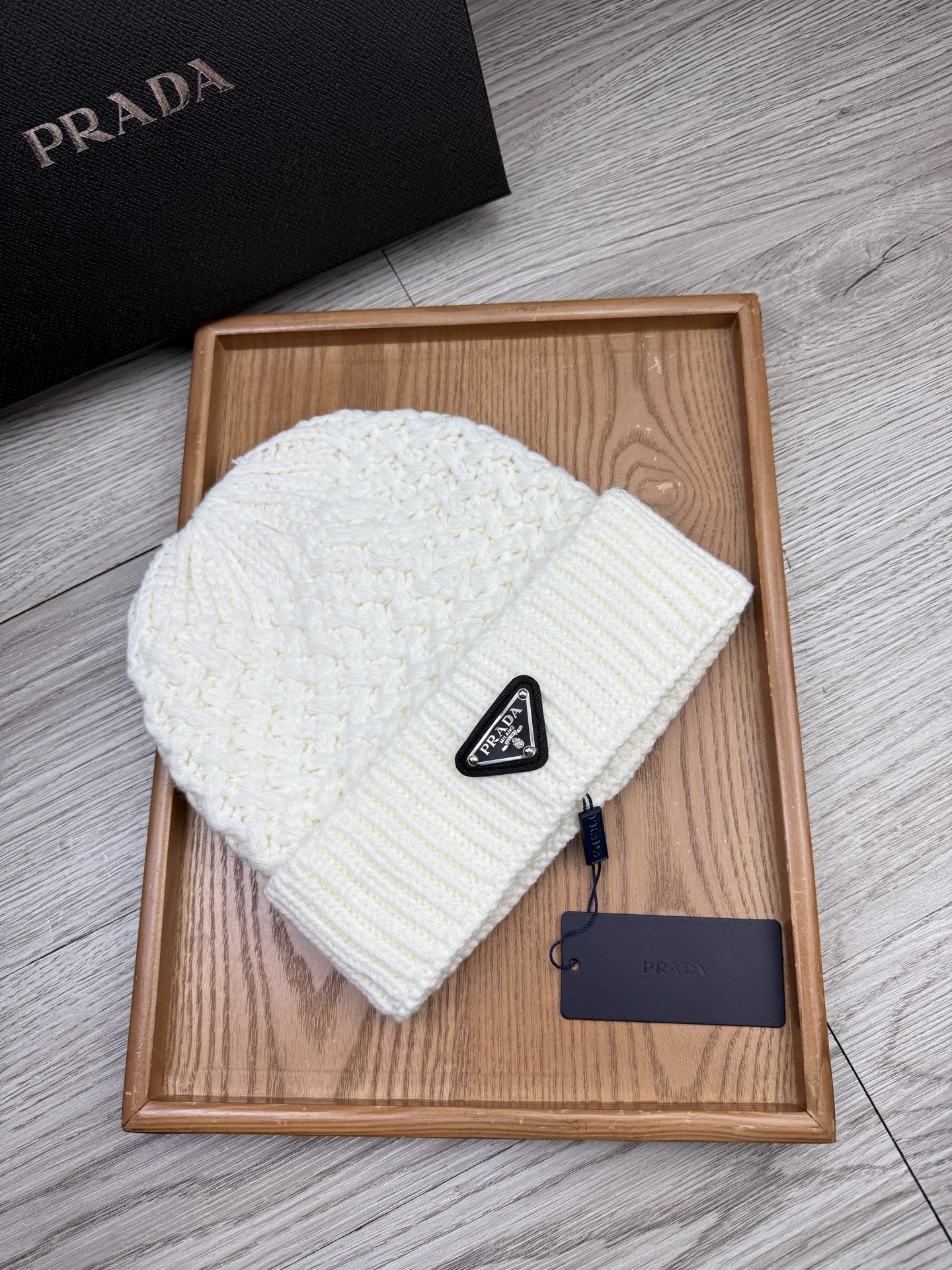 。Prada。福利！【细毛线针织单帽】新款上架，特别实惠的一个系列帽子，面料：细毛线。密度紧致！毛线针织