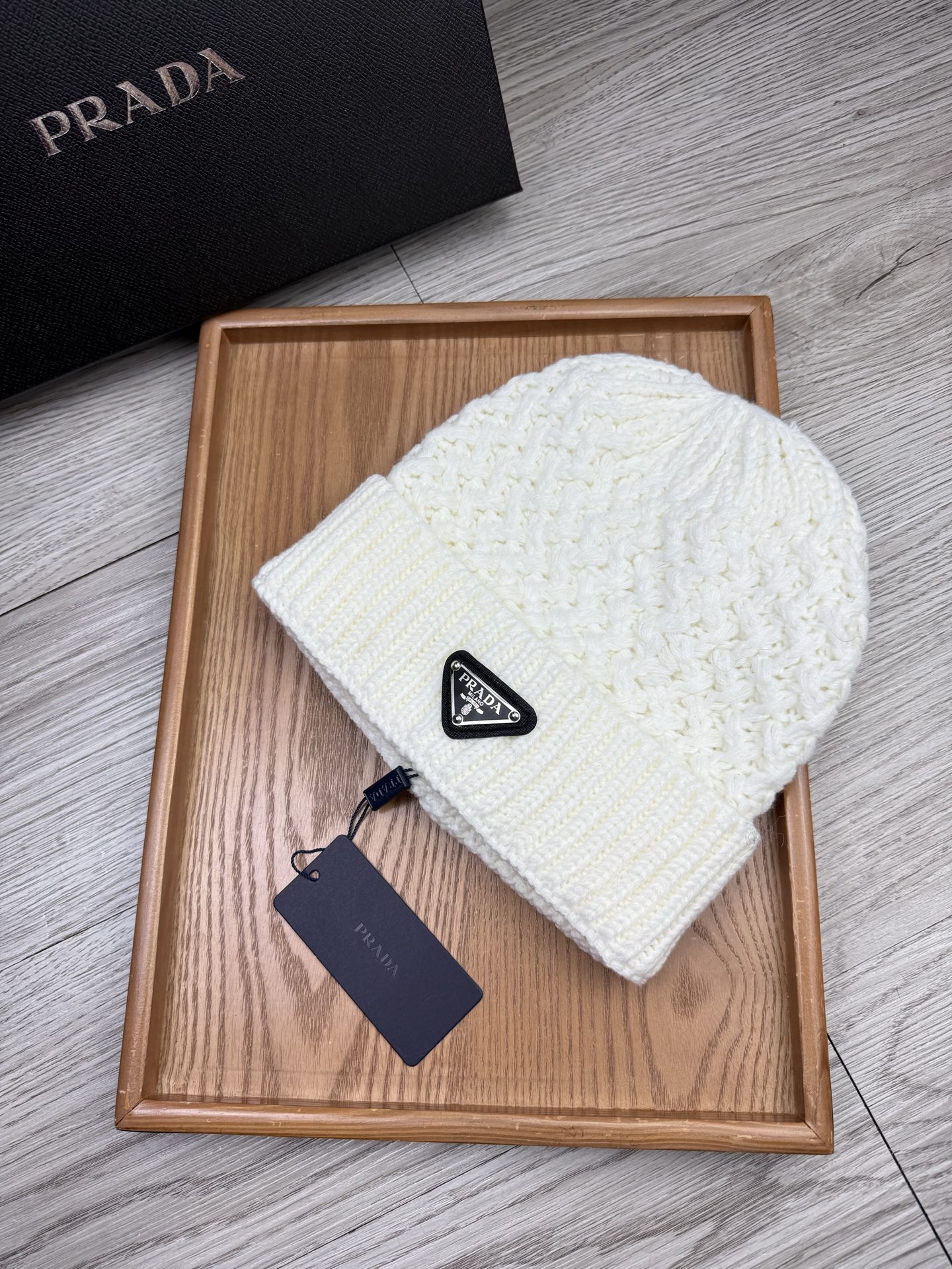 。Prada。福利！【细毛线针织单帽】新款上架，特别实惠的一个系列帽子，面料：细毛线。密度紧致！毛线针织