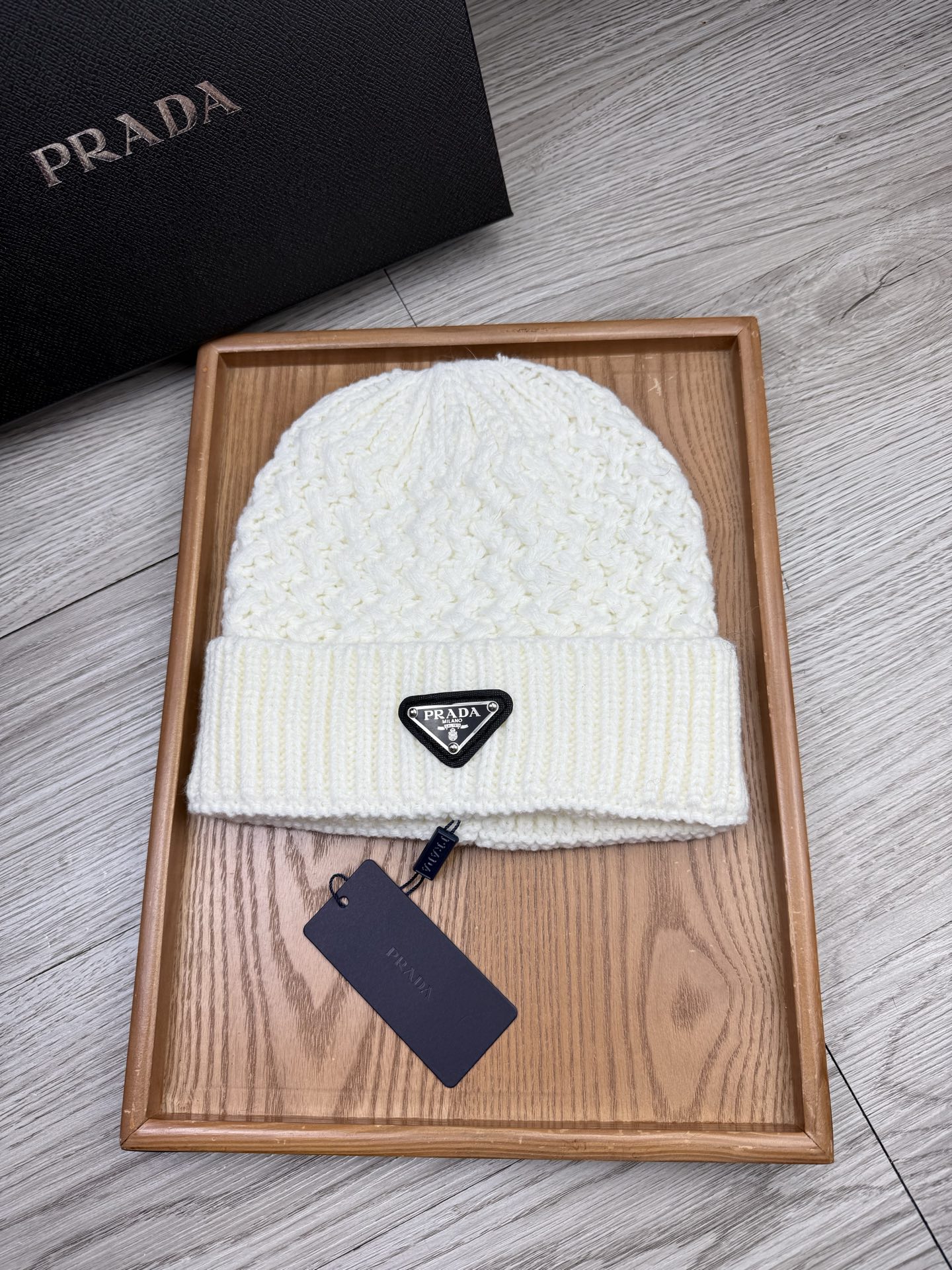 。Prada。福利！【细毛线针织单帽】新款上架，特别实惠的一个系列帽子，面料：细毛线。密度紧致！毛线针织