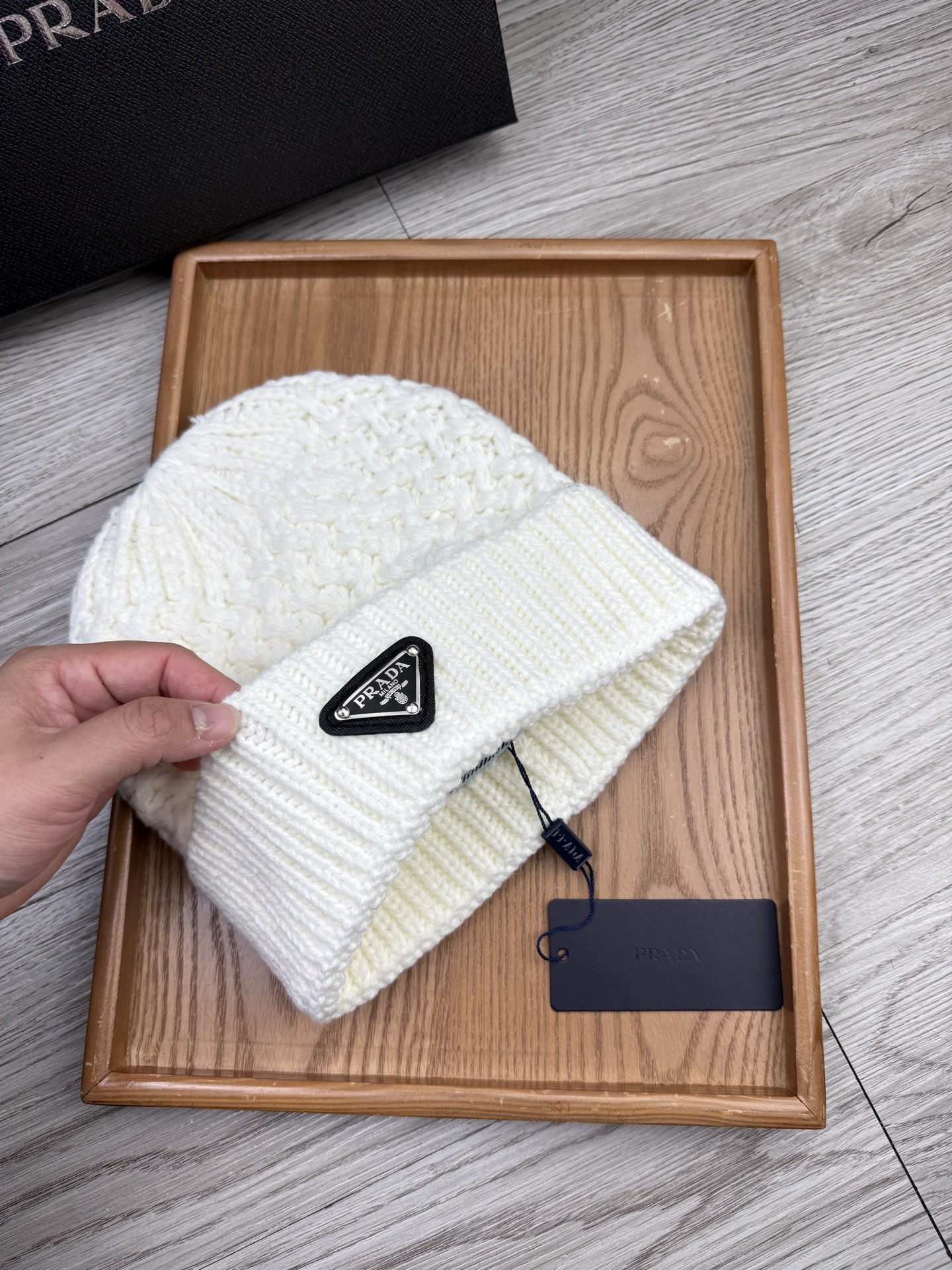 。Prada。福利！【细毛线针织单帽】新款上架，特别实惠的一个系列帽子，面料：细毛线。密度紧致！毛线针织