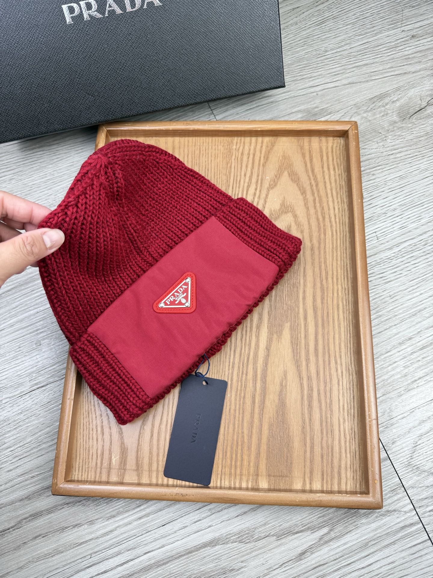 。Prada。福利！【细毛线针织单帽】新款上架，特别实惠的一个系列帽子，面料：细毛线。密度紧致！毛线针织