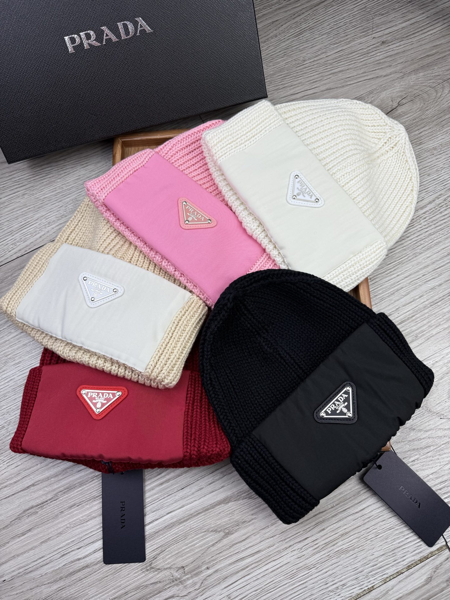 。Prada。福利！【细毛线针织单帽】新款上架，特别实惠的一个系列帽子，面料：细毛线。密度紧致！毛线针织