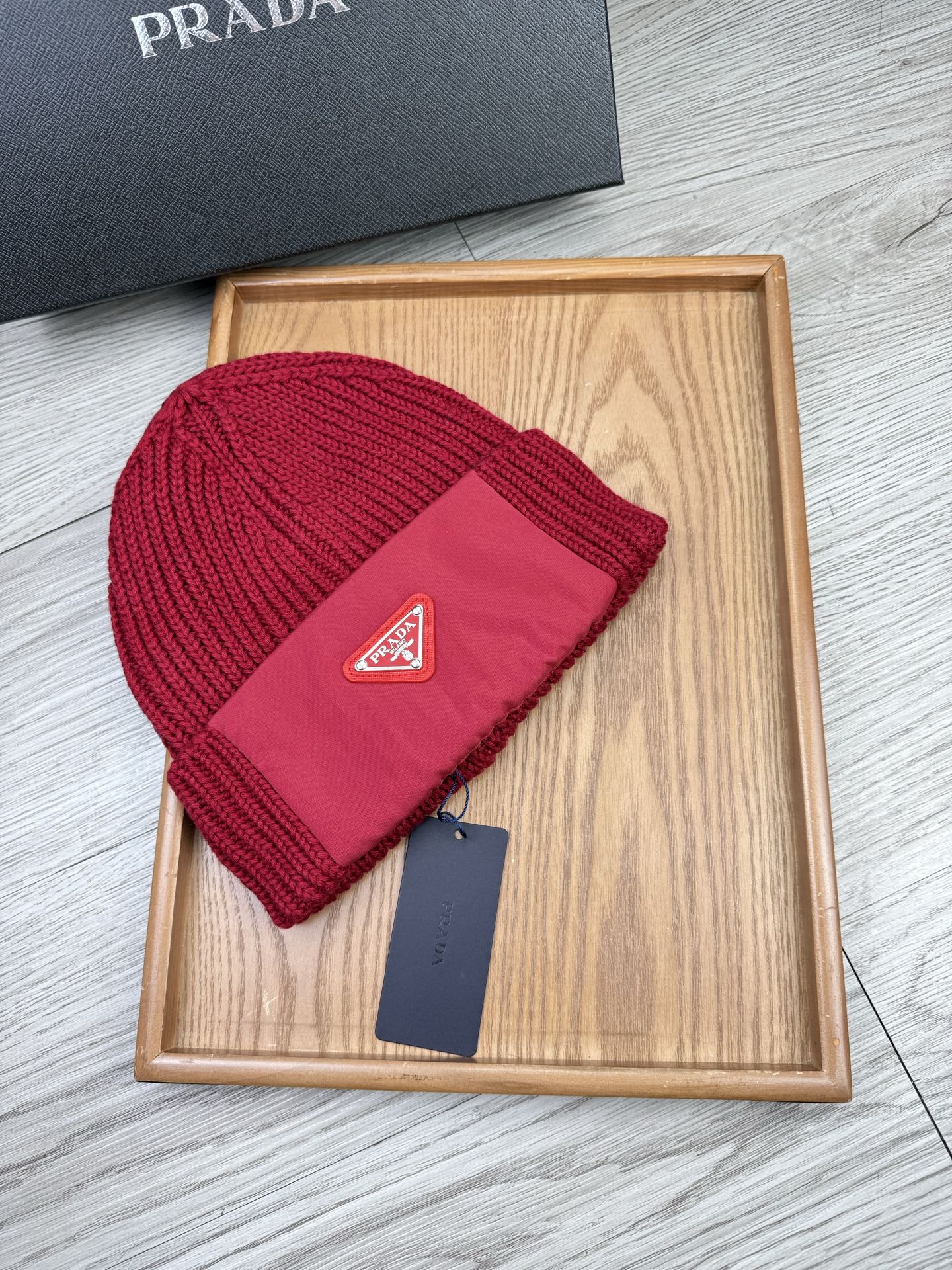 。Prada。福利！【细毛线针织单帽】新款上架，特别实惠的一个系列帽子，面料：细毛线。密度紧致！毛线针织