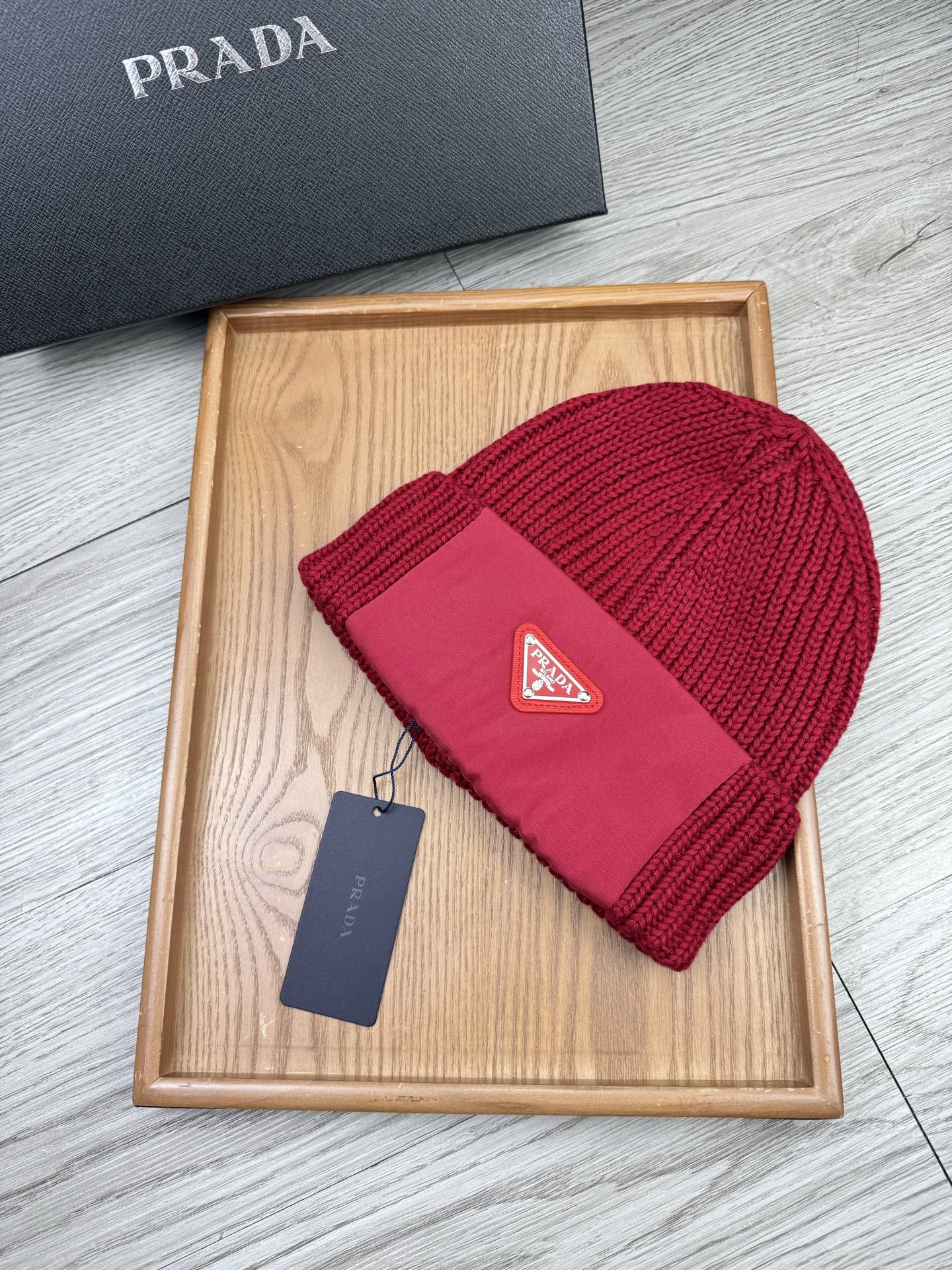 。Prada。福利！【细毛线针织单帽】新款上架，特别实惠的一个系列帽子，面料：细毛线。密度紧致！毛线针织