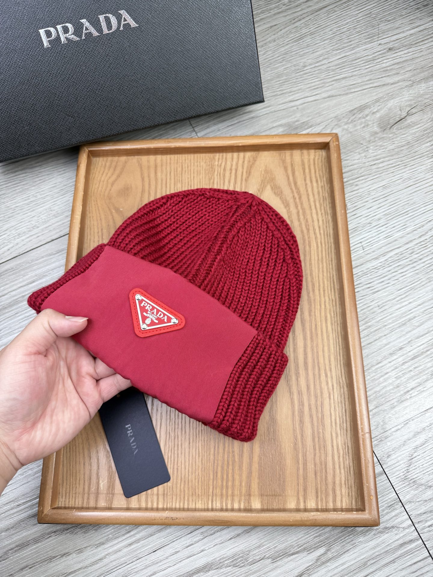 。Prada。福利！【细毛线针织单帽】新款上架，特别实惠的一个系列帽子，面料：细毛线。密度紧致！毛线针织